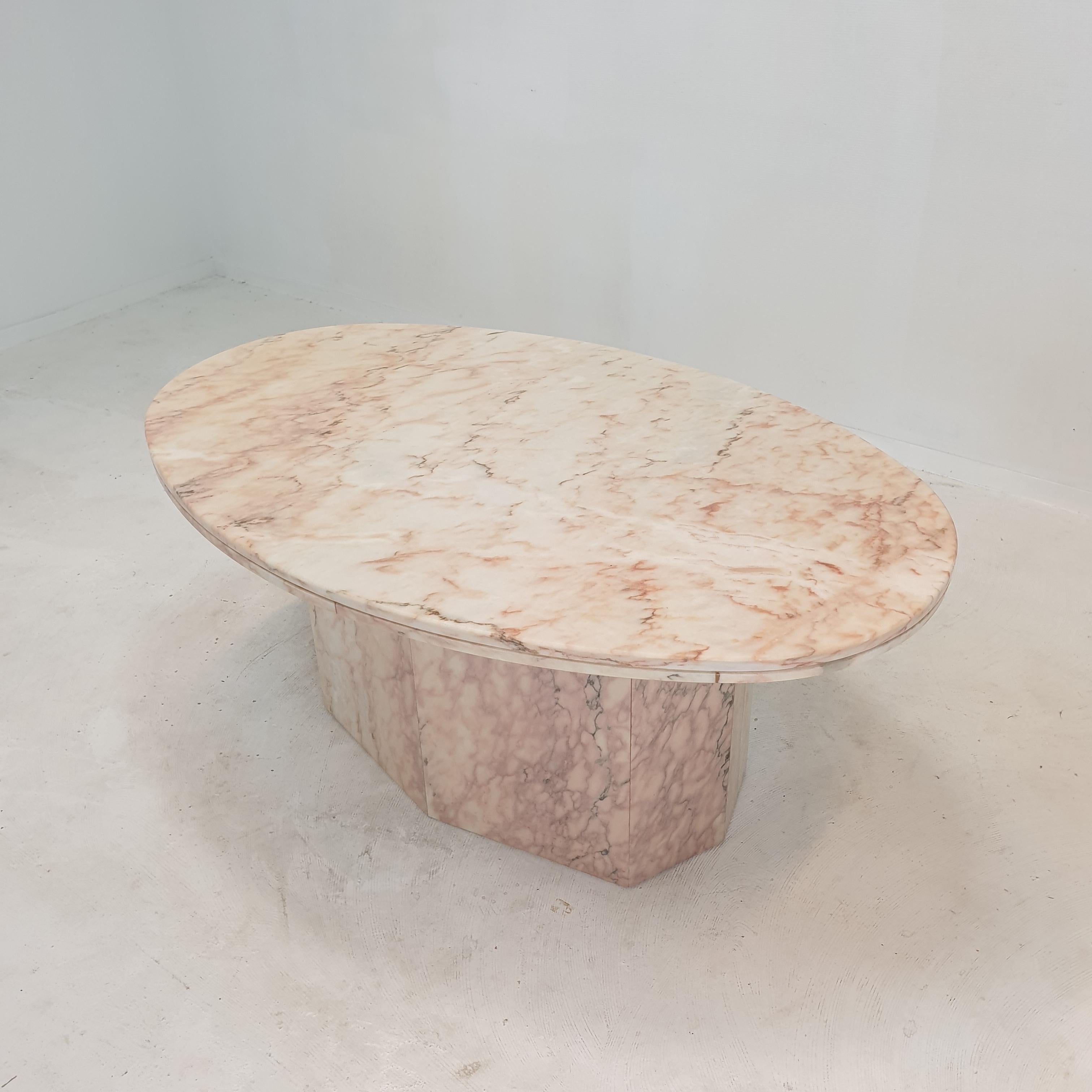 Italian Marble Oval Coffee Table, 1970's In Good Condition For Sale In Oud Beijerland, NL