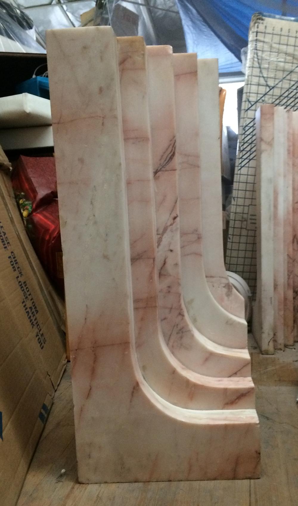 Stunning marble pedestal for a console table in pink and white marble in the style of Carlo Scarpa.

The piece is perfect t be used as a pedestal for a console table.