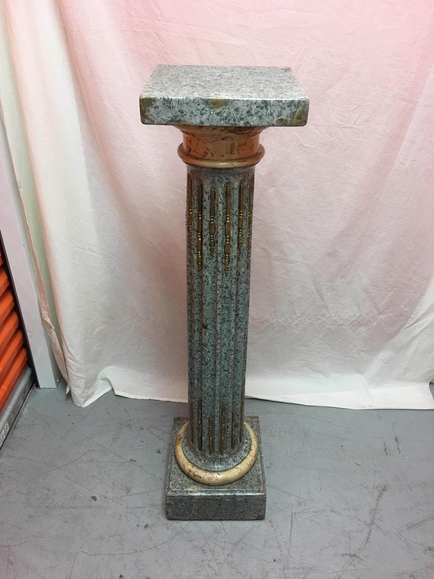 Socle de colonne en marbre italien avec des décorations en or et en bronze, début du XXe siècle.