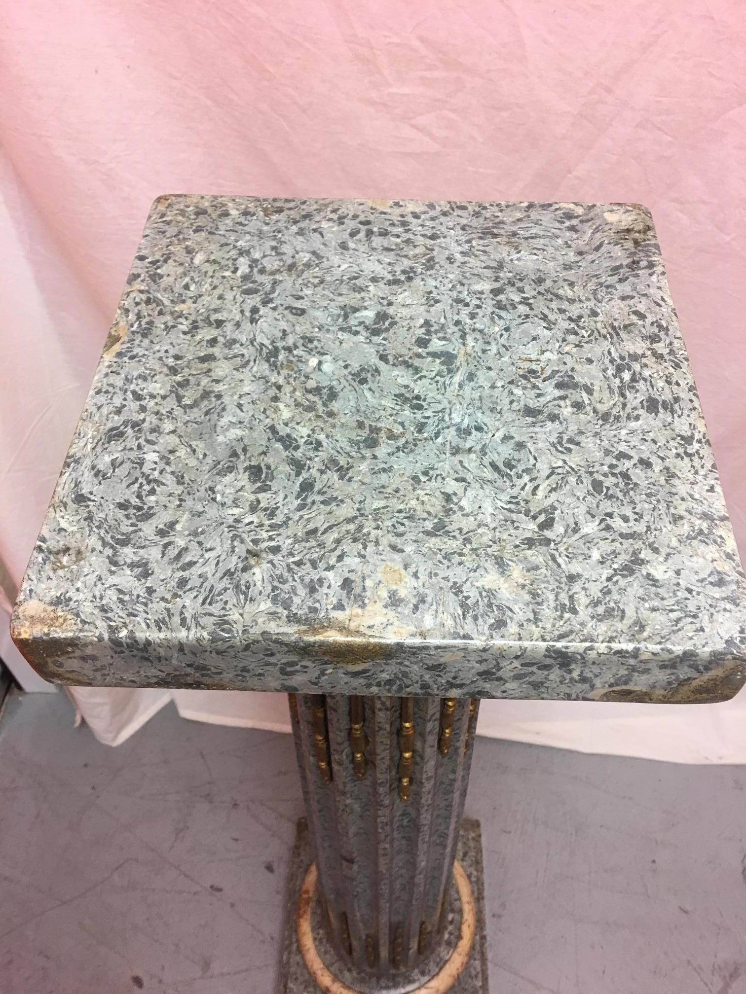 Piédestal en marbre italien avec décorations en or et en bronze, début du 20ème siècle Bon état à Savannah, GA