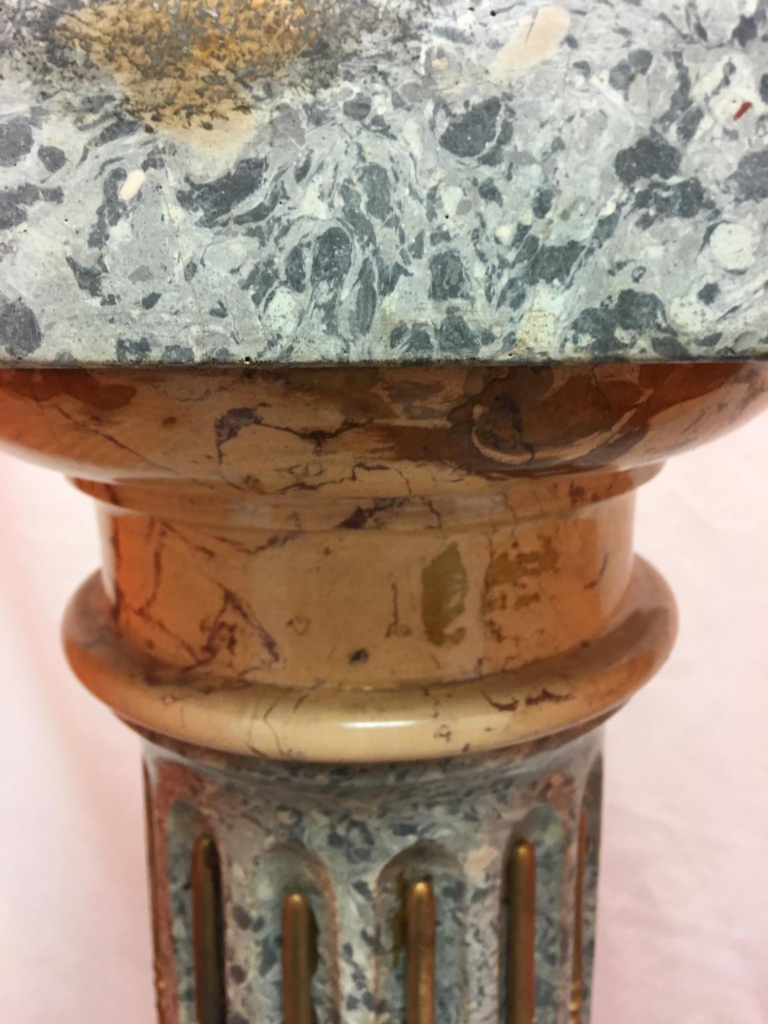 20ième siècle Piédestal en marbre italien avec décorations en or et en bronze, début du 20ème siècle