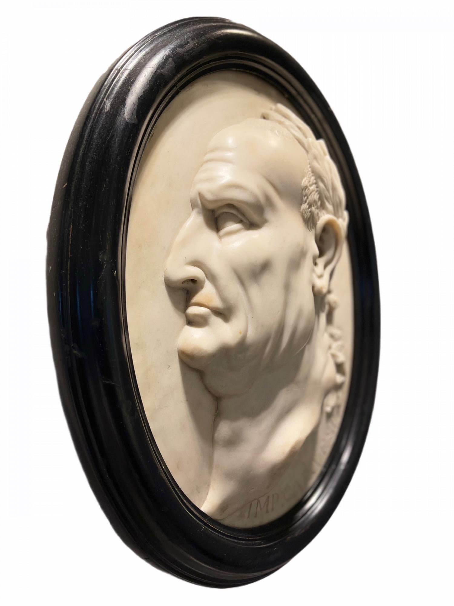 Dieses fein modellierte Porträtrelief des römischen Kaisers Caesar Vespasian (9-79 n. Chr.) aus dem späten 18. Jahrhundert (Grand Tour Periode) ist aus Carrara-Marmor geschnitzt. Vespasian gründete die flavische Dynastie, die das Römische Reich 27