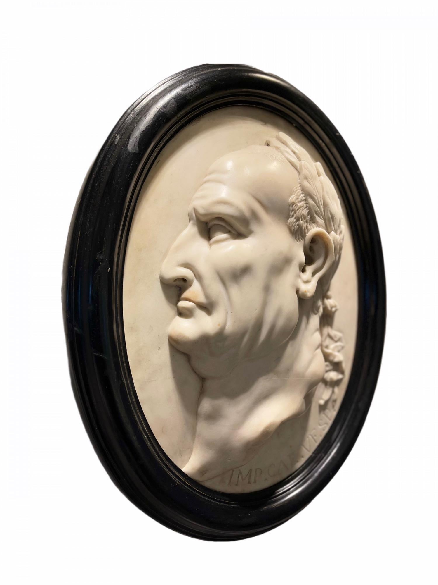 Grand Tour Plaque italienne du profil en marbre de l'empereur romain Ceasar Vespasianus, fin du 18e siècle en vente