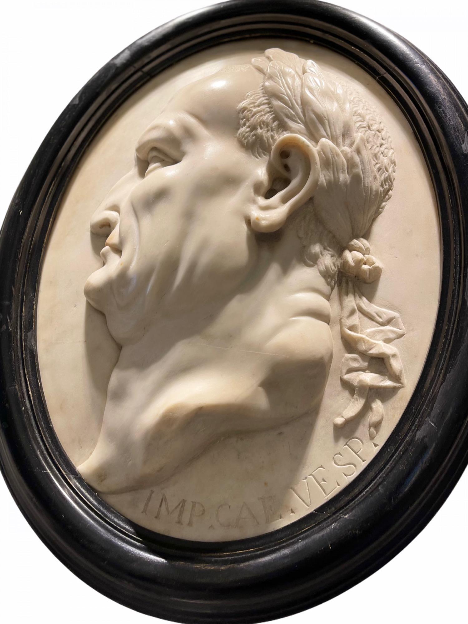 Plaque italienne du profil en marbre de l'empereur romain Ceasar Vespasianus, fin du 18e siècle État moyen - En vente à North Miami, FL