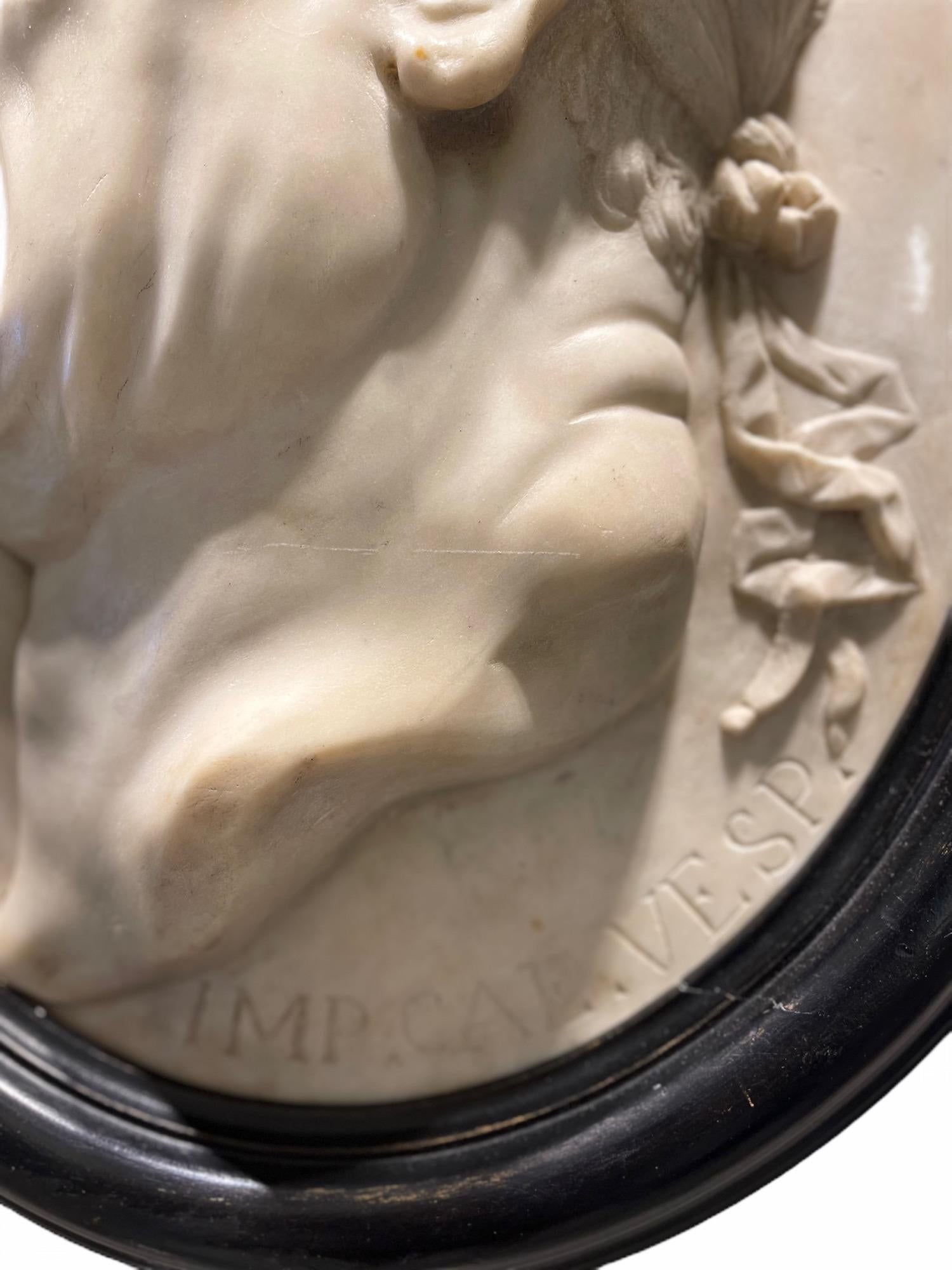 Italienische Marmorprofilplakette des römischen Kaisers Ceasar Vespasianus aus Marmor, spätes 18. Jahrhundert (18. Jahrhundert und früher)