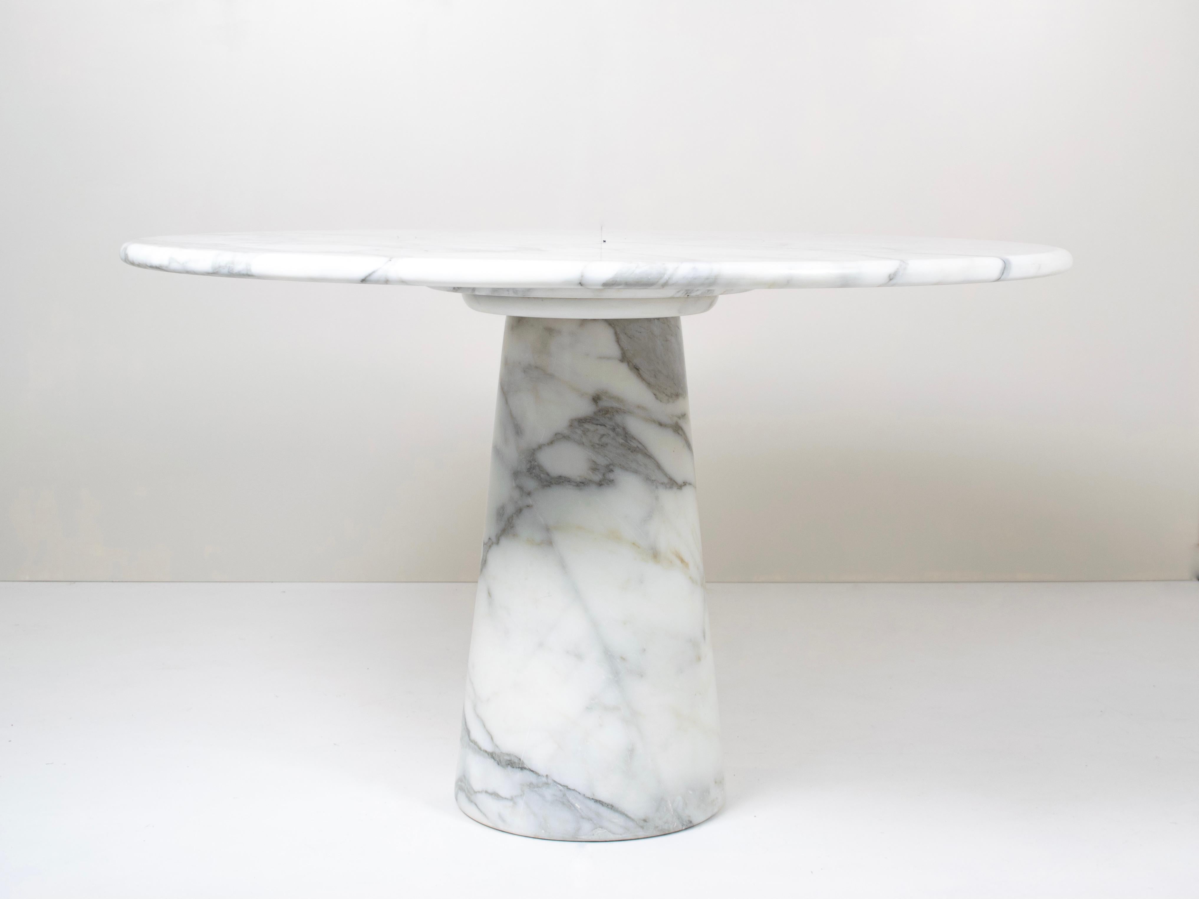 Solid marble dining table made in Italy in the 1970s. We recently found it in Sicily. It has a sleek design and breaths a chique and modern atmosphere. The table resembles the design of Angelo Mangiarotti.
It consists of three pieces; the leg in