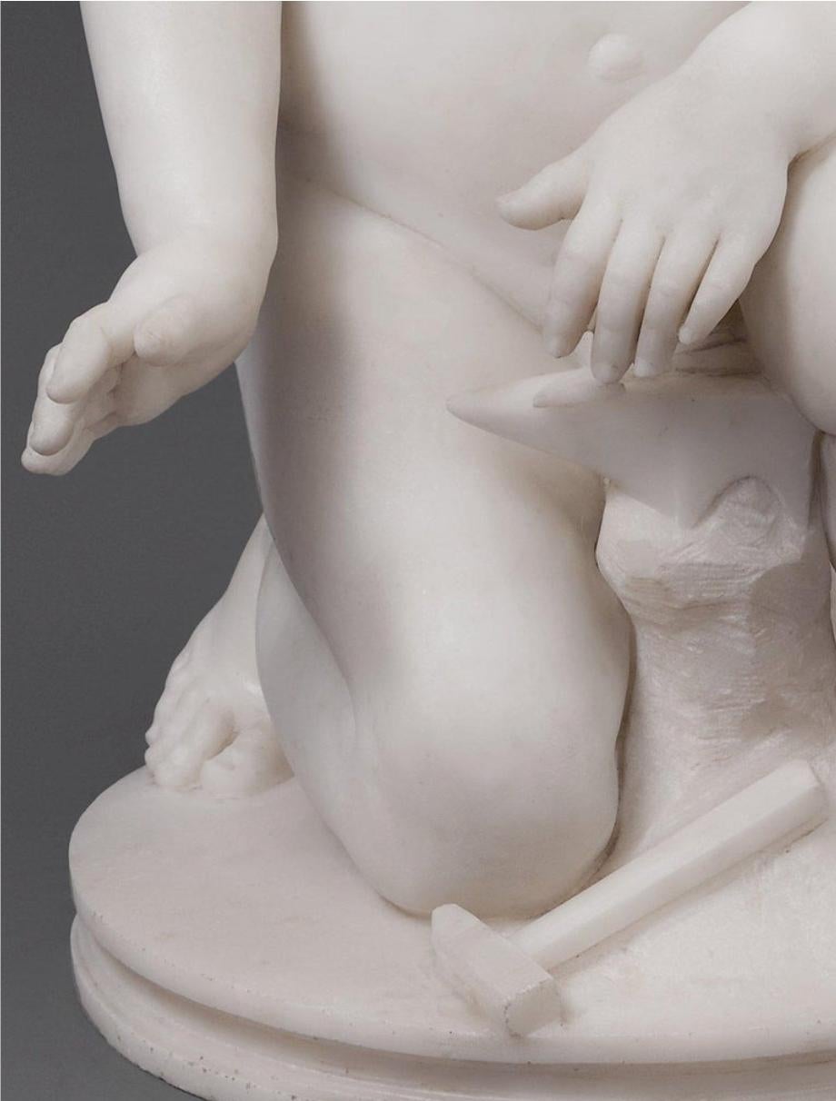 XIXe siècle Sculpture italienne en marbre d'un chérubin forgeant l'amour par Pio Fedi en vente