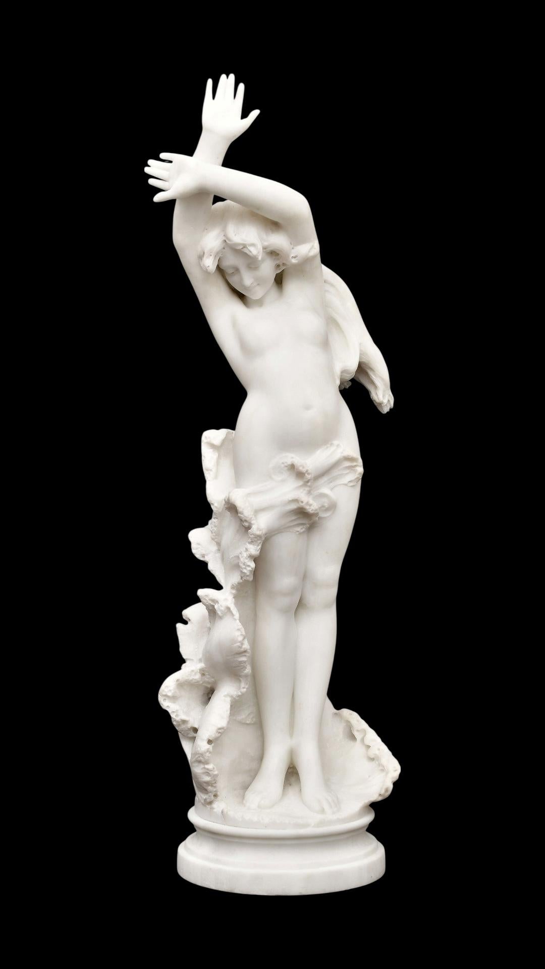 Sculpture de Vénus en marbre blanc de Carrare par le maître italien Cesare Lapini (1848-c1890), mesurant 28 1/2 pouces de haut.  Signé en script et daté C.I.C. Firenze 1885.  