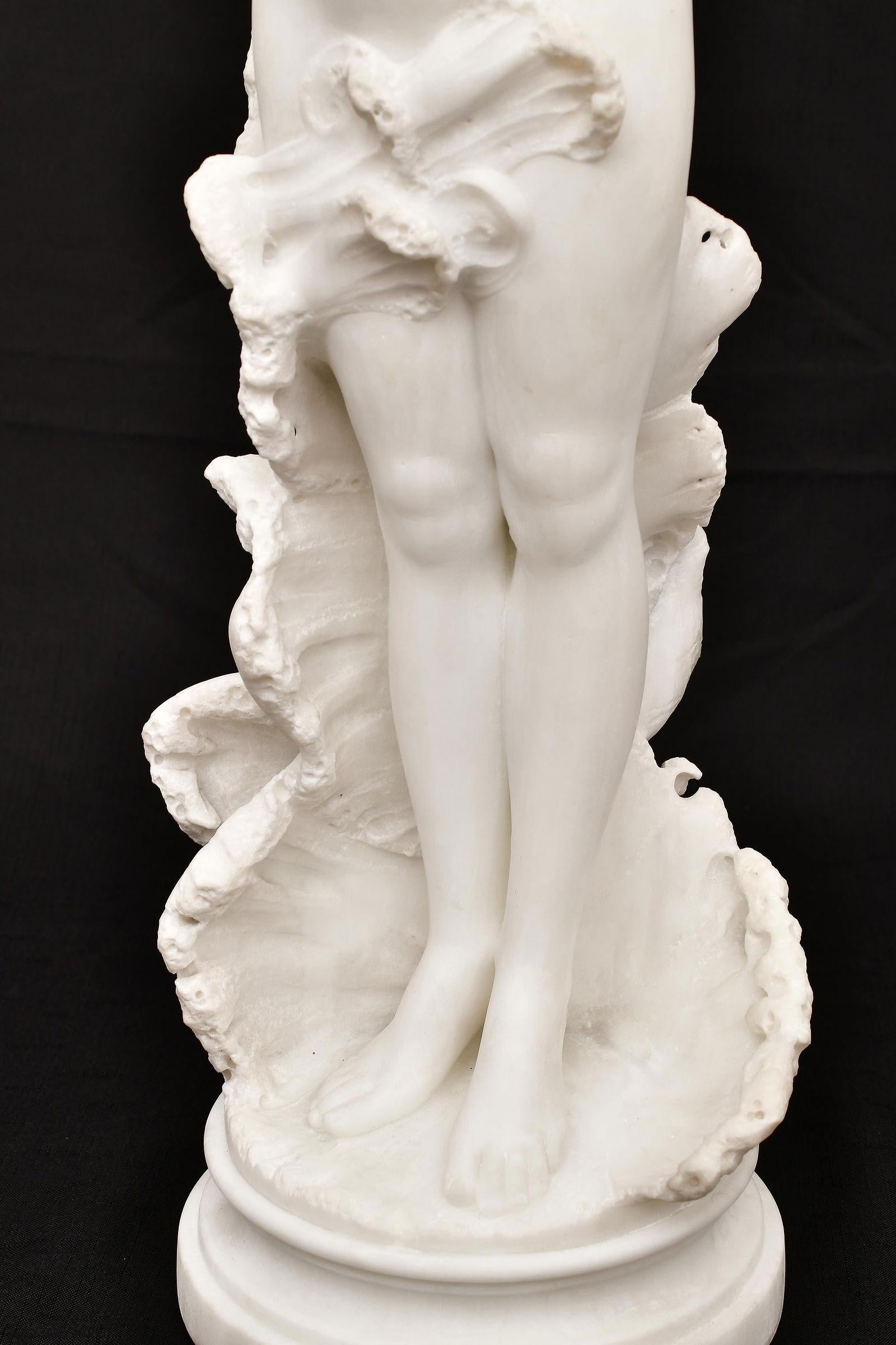 Sculpté à la main Sculpture de Vénus en marbre italien par Cesare Lapini en vente