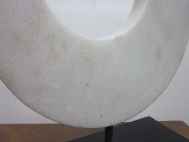 Mid-Century moderno Scultura in marmo italiano su base di ferro in vendita