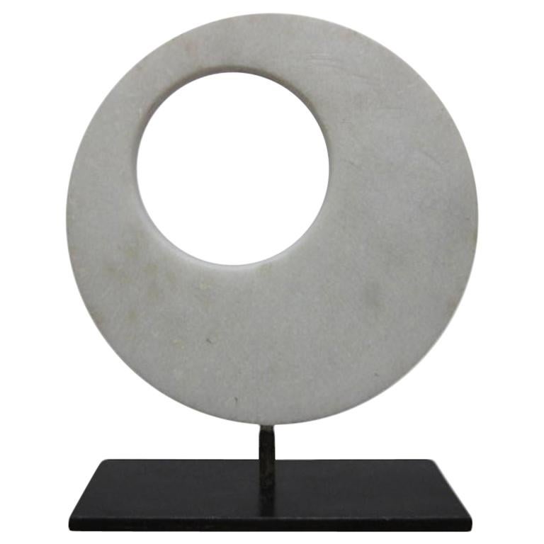 Sculpture italienne en marbre sur socle en fer en vente