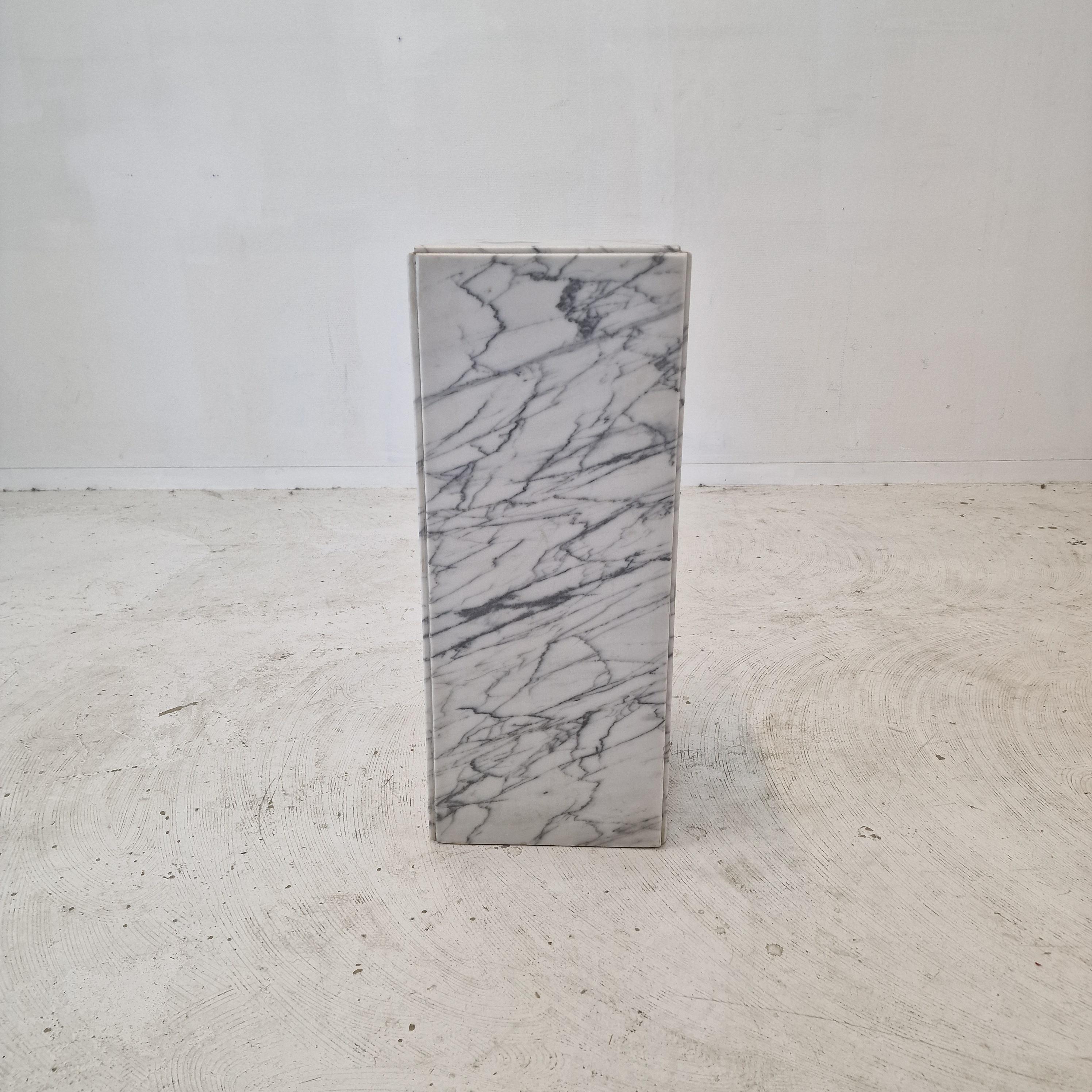 Italian pedestal, handcrafted out of Carrara marble, fabricated in the 1970s.
It can be used inside or outside the house.

It is made of beautiful marble.
Please take notice of the very nice patterns.

It has the normal traces of use, see the