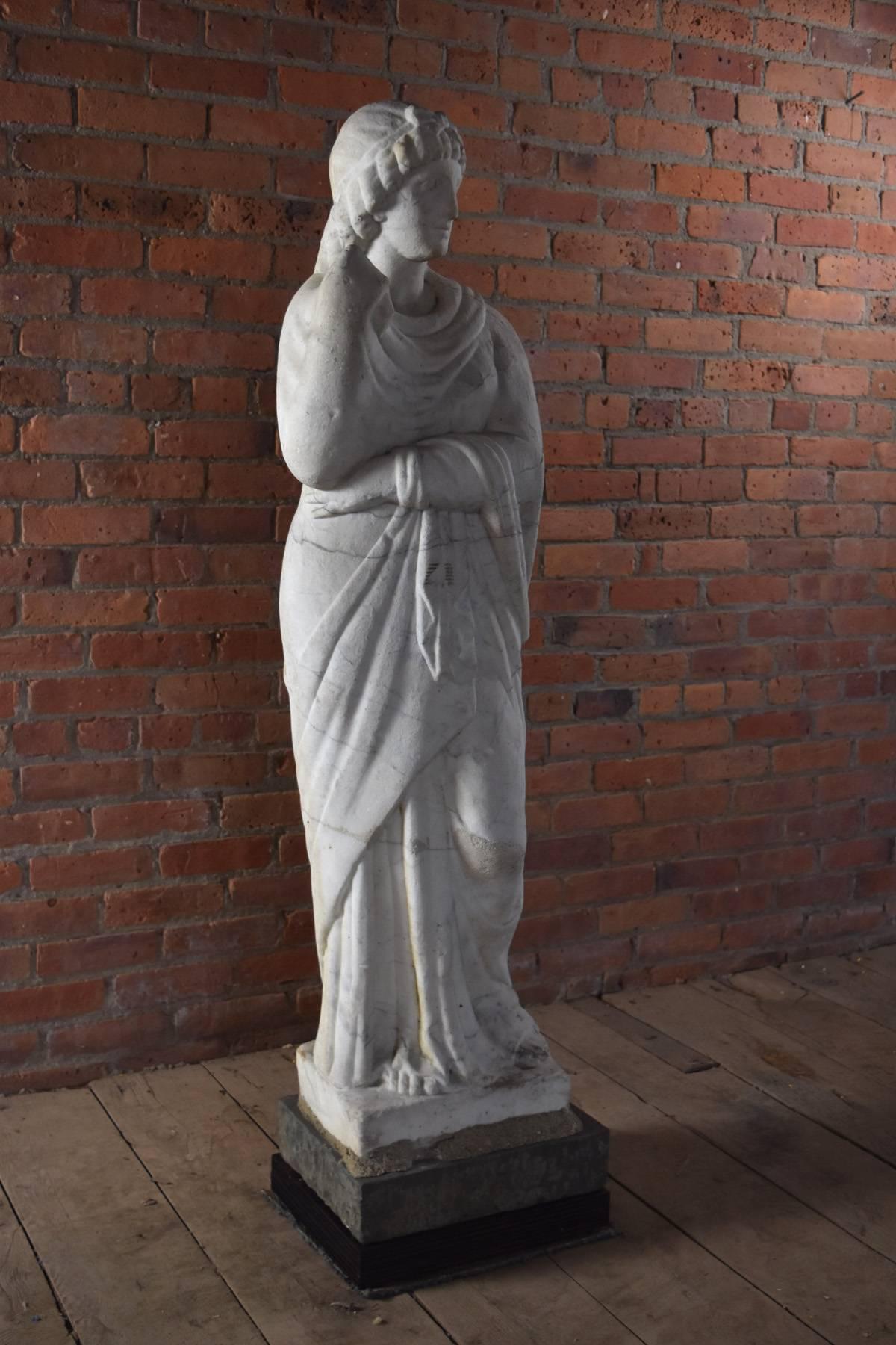 Grande statue en marbre blanc représentant peut-être Livie ou Pudicité, une copie 