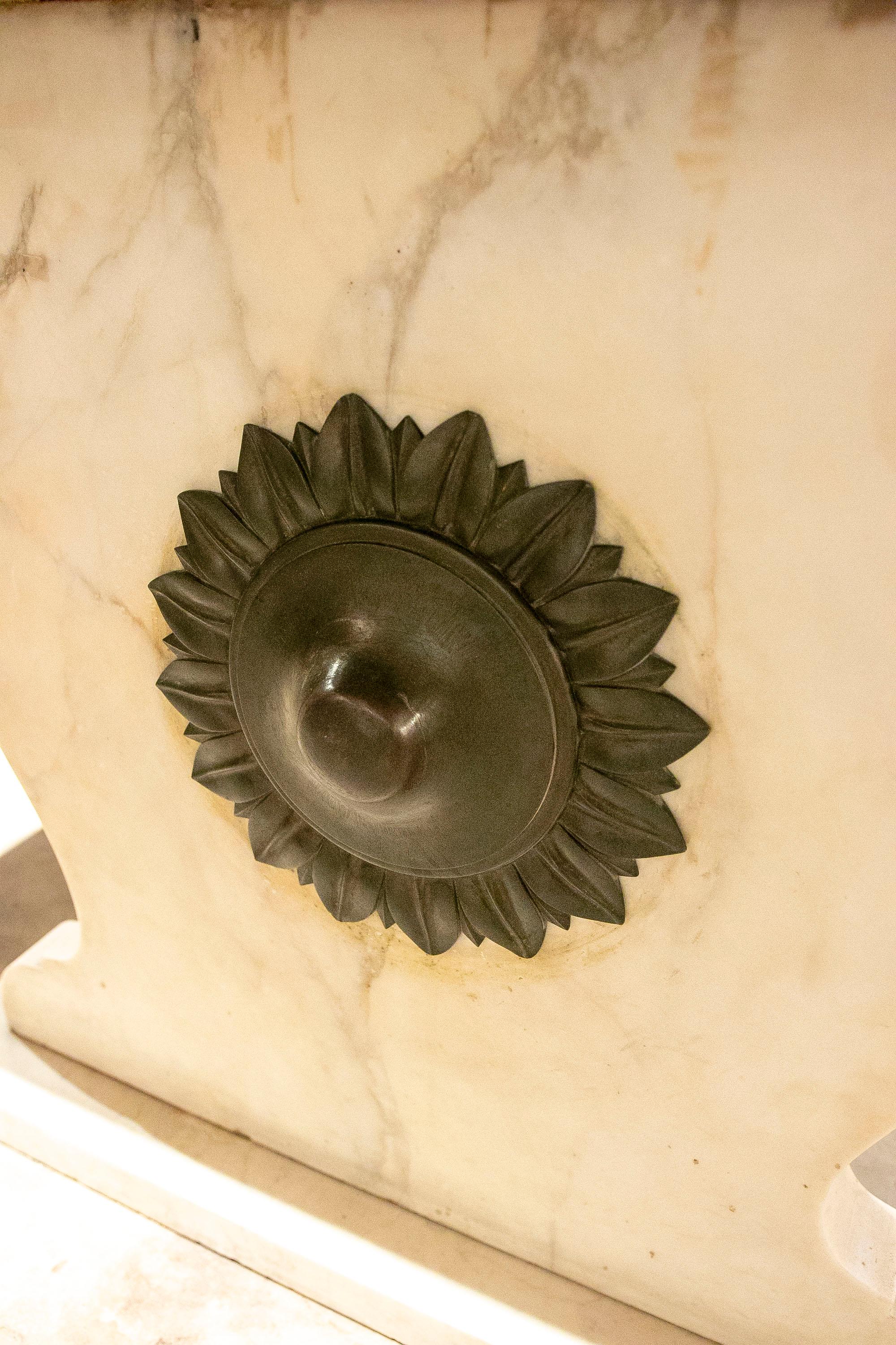 Italienischer Marmortisch aus zweifarbigem italienischem Marmor mit Bronzeverbindungsstab mit Rosette im Angebot 9