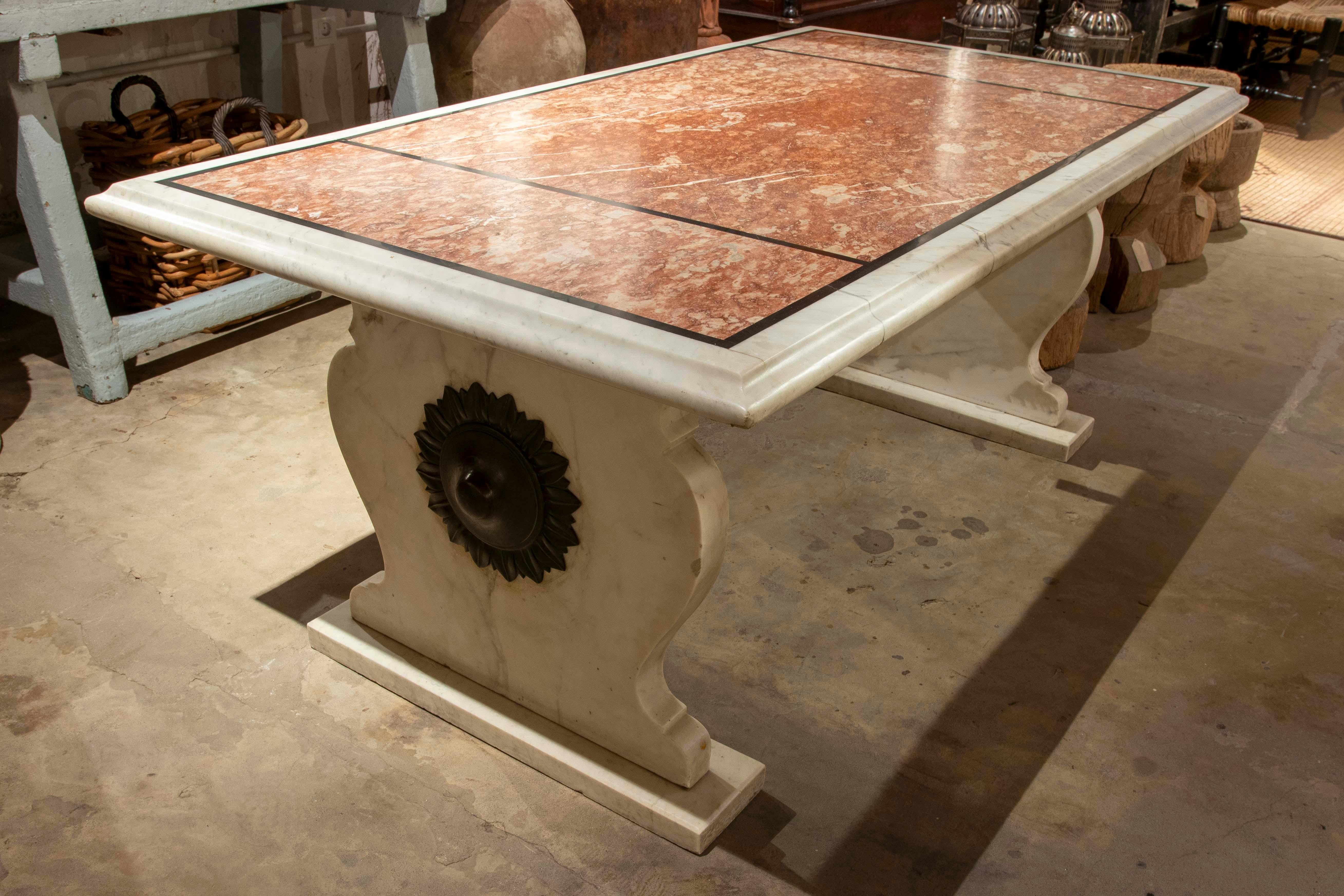 Italian Marble Table in Two-Tone with Bronze Connecting Rod with the Rosette In Good Condition For Sale In Marbella, ES