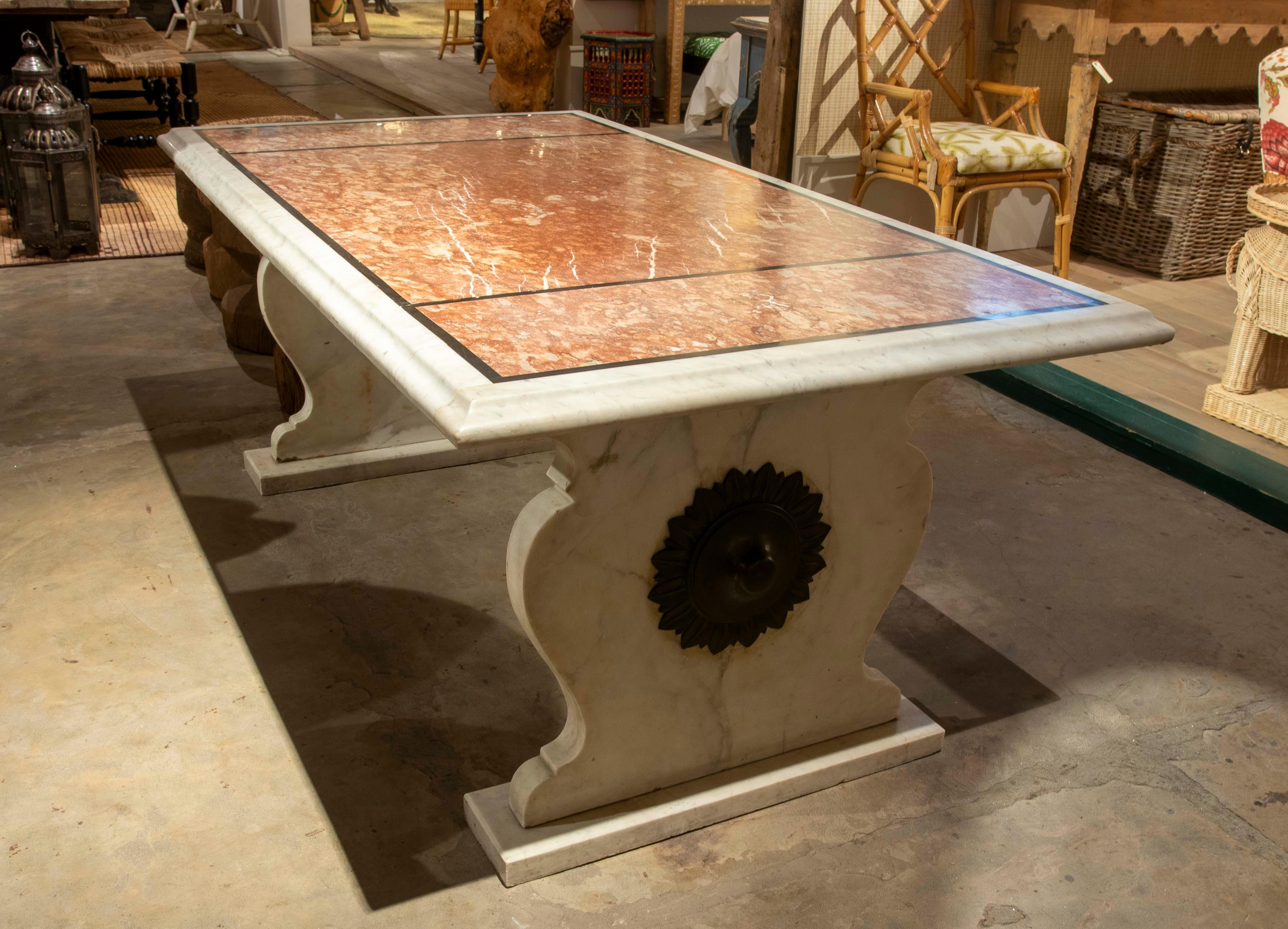 Italian Marble Table in Two-Tone with Bronze Connecting Rod with the Rosette For Sale 1