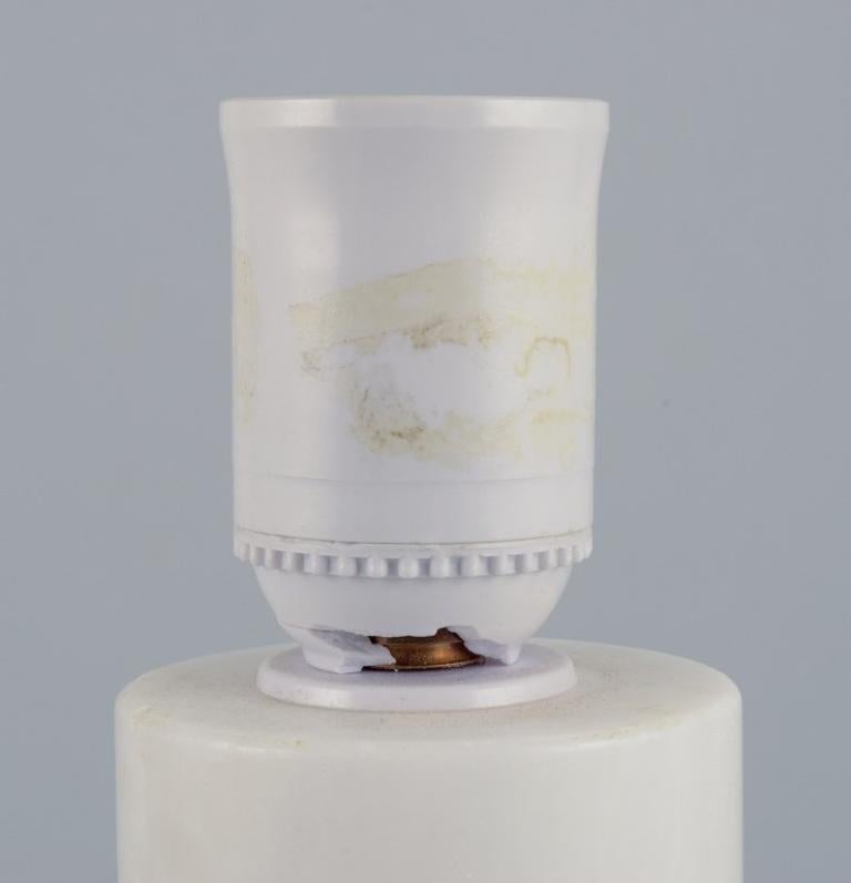Italienische Tischlampe aus Marmor. Ungefähr ab 1970.  (Ende des 20. Jahrhunderts) im Angebot