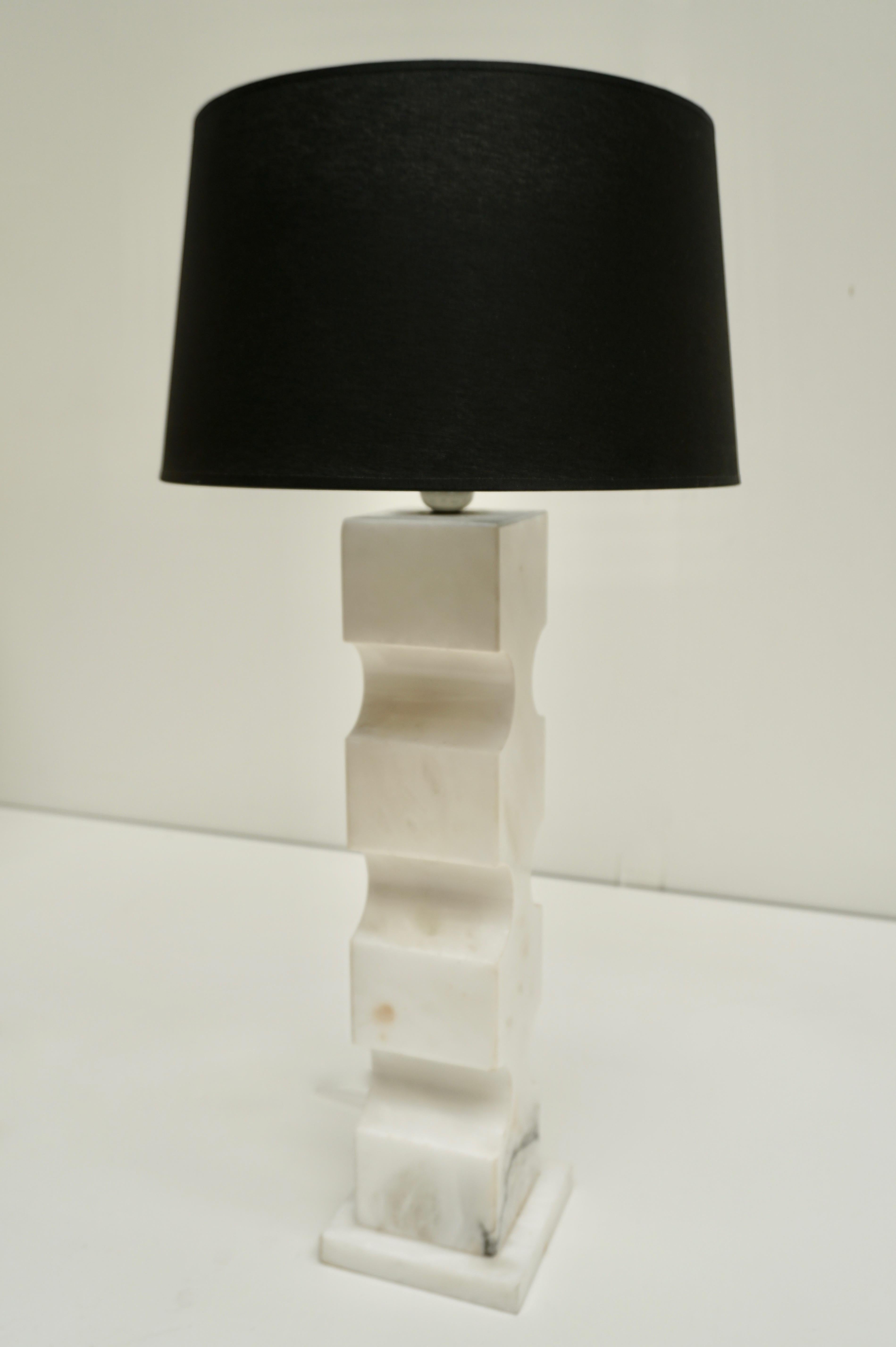 Lampe de table en marbre italien.
Mesures : Hauteur avec abat-jour 73 cm. Diamètre de l'abat-jour 35 cm.
La hauteur de la lampe avec raccord est de 56 cm, et sans raccord de 50 cm.
La largeur et la profondeur de la base sont de 14