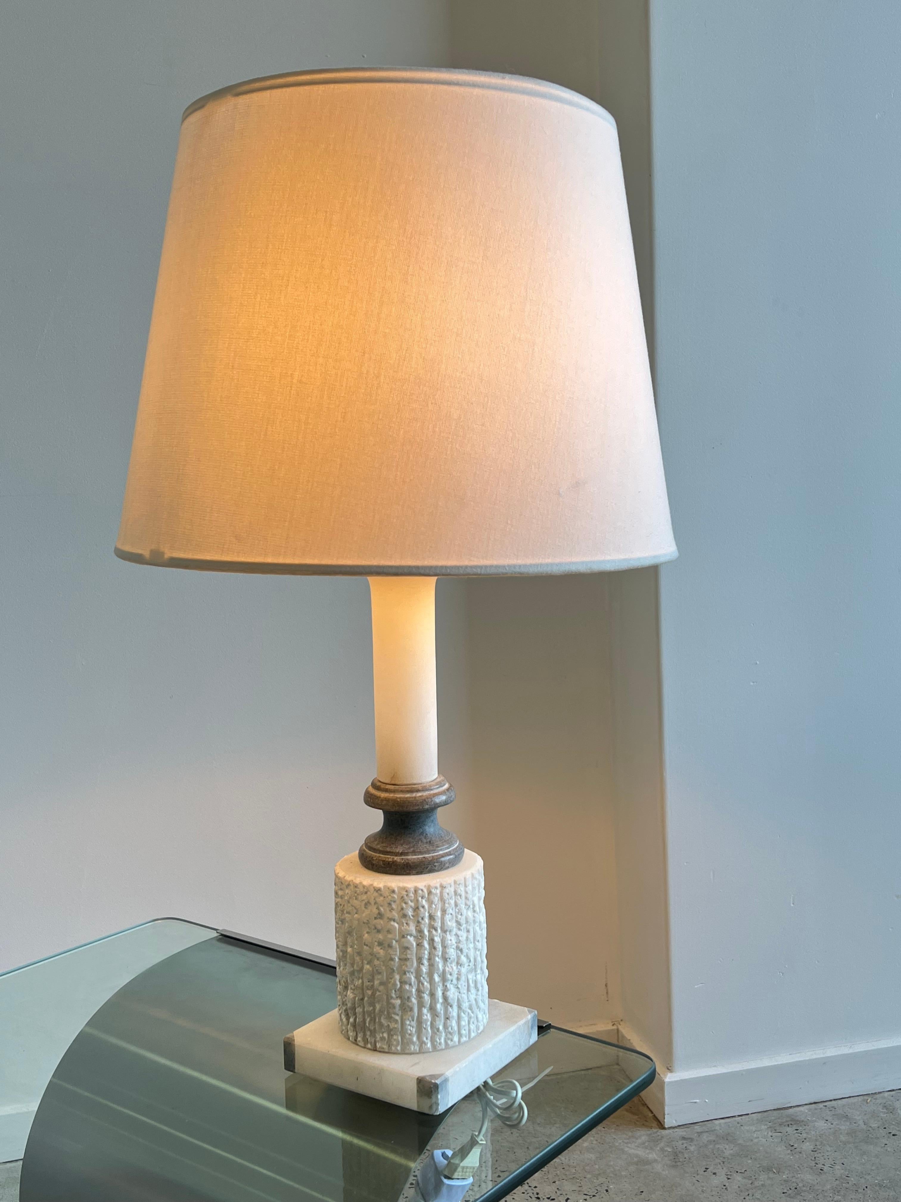 Italienische Marmor-Tischlampe (Mitte des 20. Jahrhunderts) im Angebot