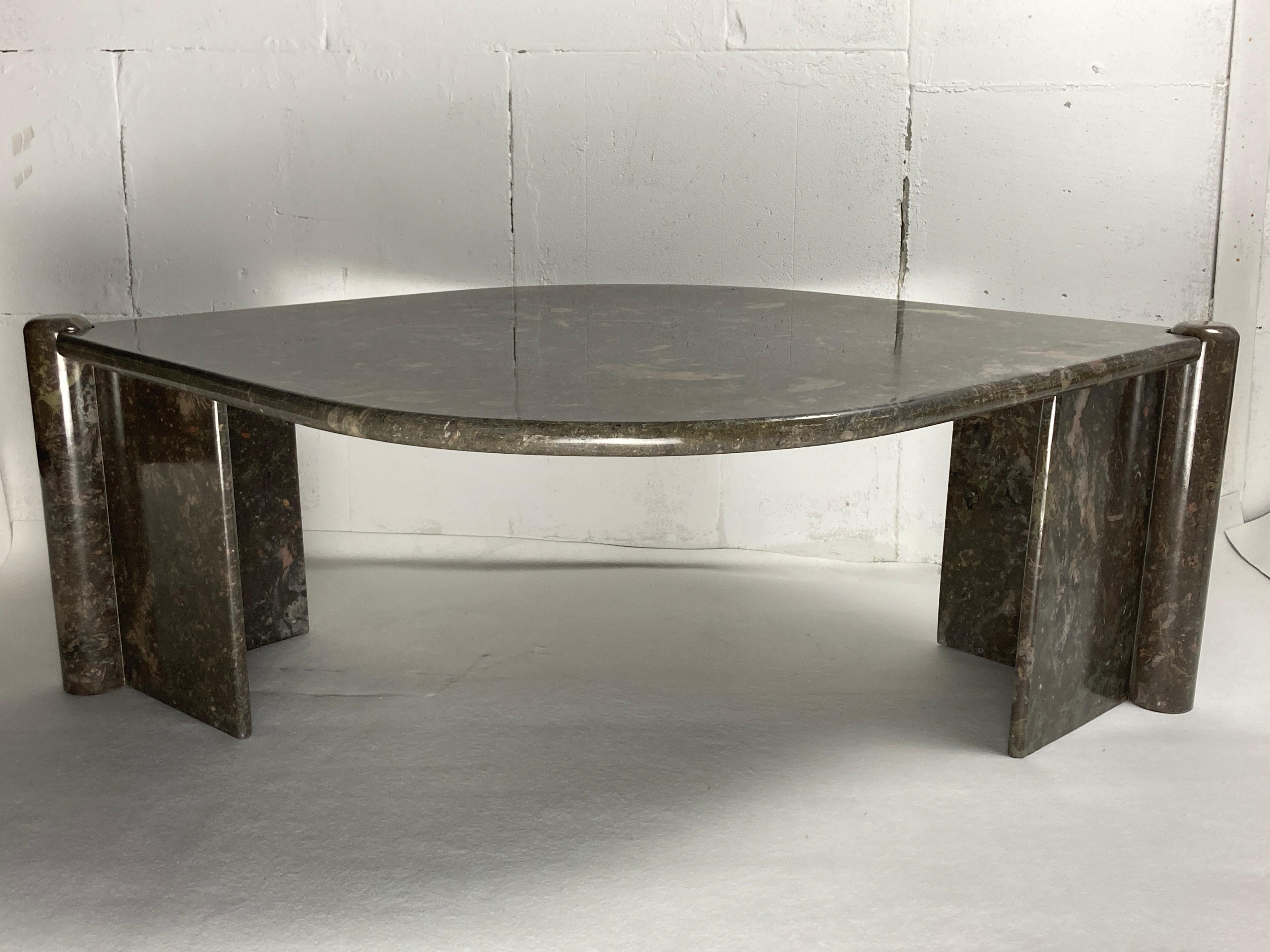 Ère spatiale Table basse en marbre italien, 1980 en vente