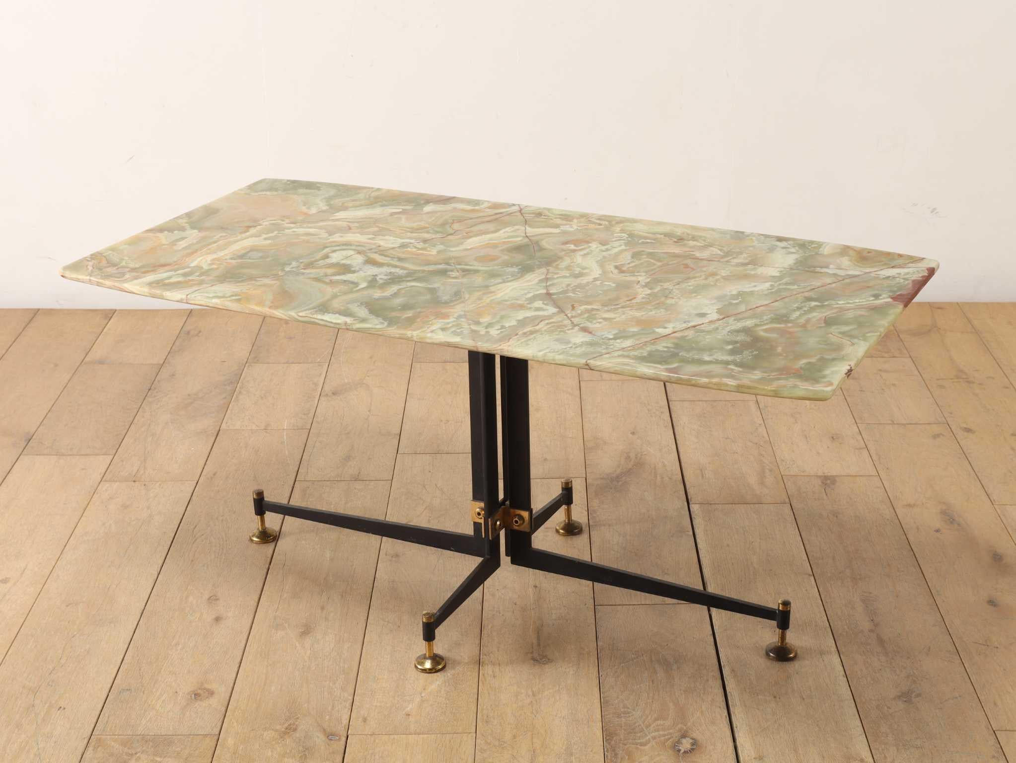 This coffee table features a marble top in calming shades of green and beige, bringing a subtle elegance to any space. The gently curved edge of the tabletop adds a soft, refined impression, balancing the solidity of the material with a sense of
