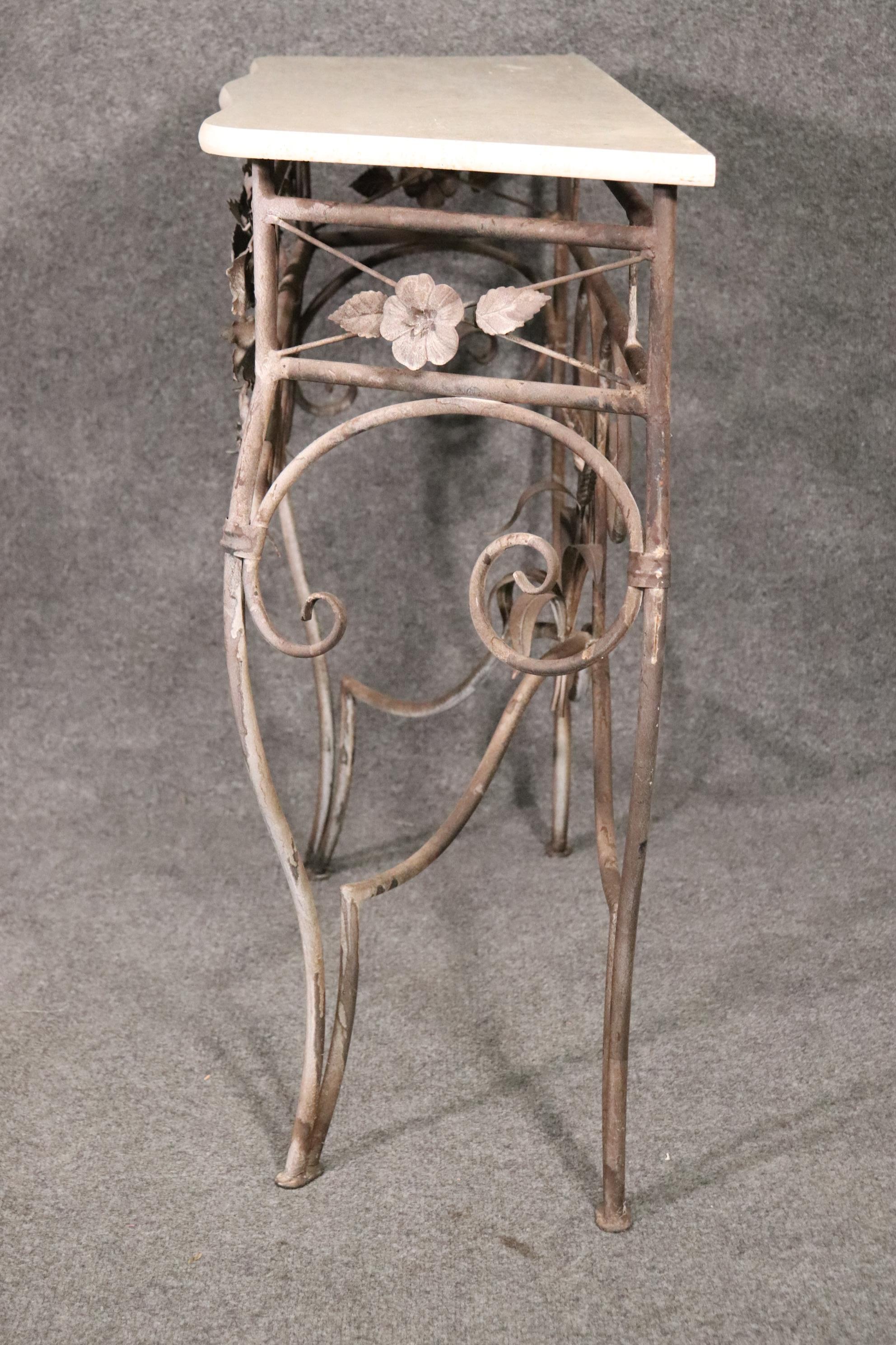 Néo-classique Table console italienne en fer forgé avec dessus en marbre et miroir assorti, vers 1920 en vente