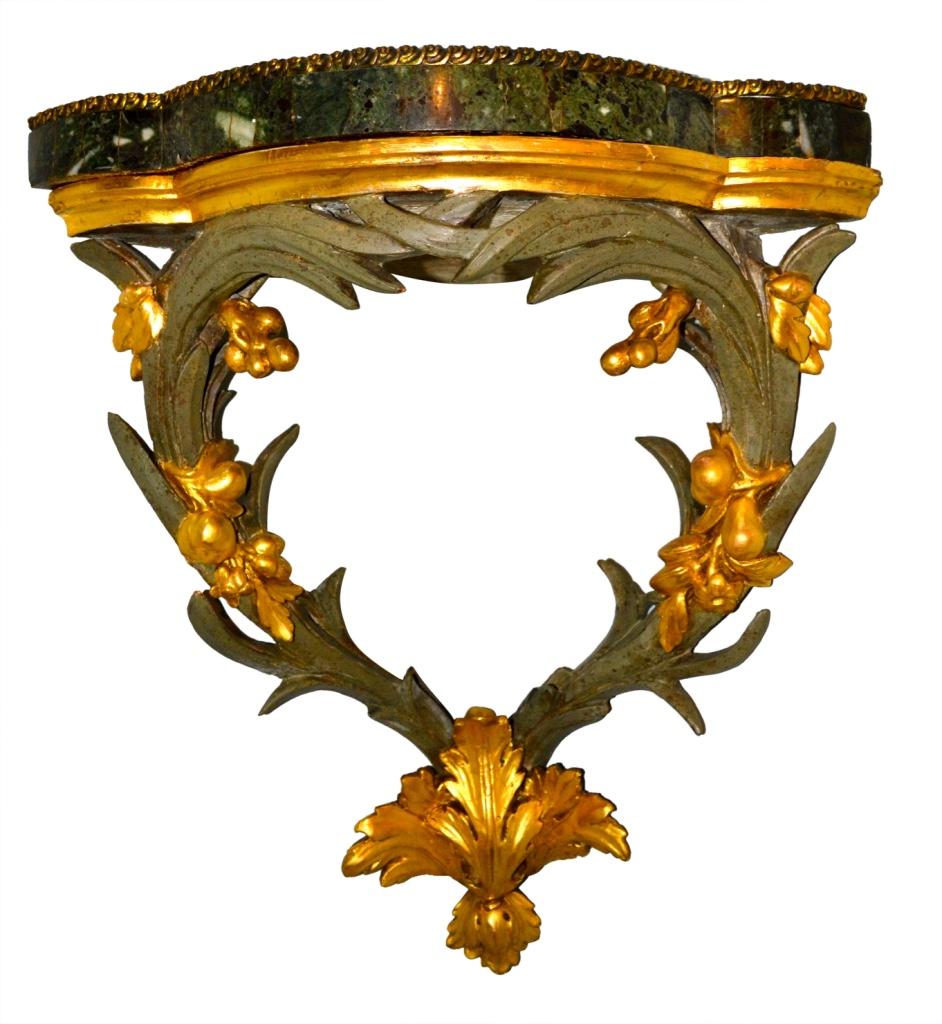 Escuadra dorada parcialmente italiana, finamente tallada, plateada y pintada, con tapa de mármol veteado verde oscuro bordeada de bronce dorado. La parte superior redondeada está sostenida por dos ramas de palmera talladas con bayas doradas que