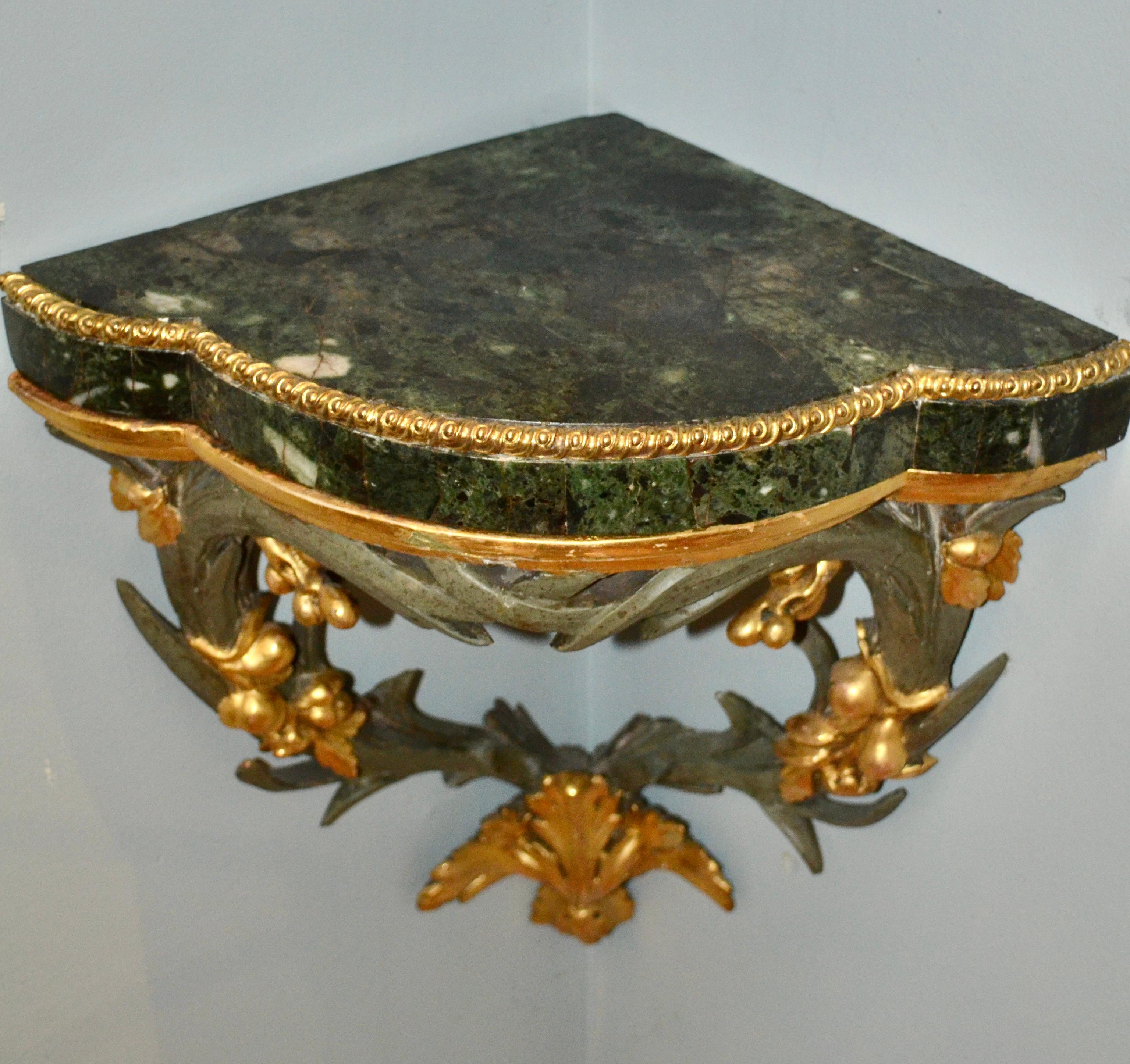 Italian Marble Topped Gilded and Silver Leafed Corner Bracket In Good Condition For Sale In Vancouver, British Columbia