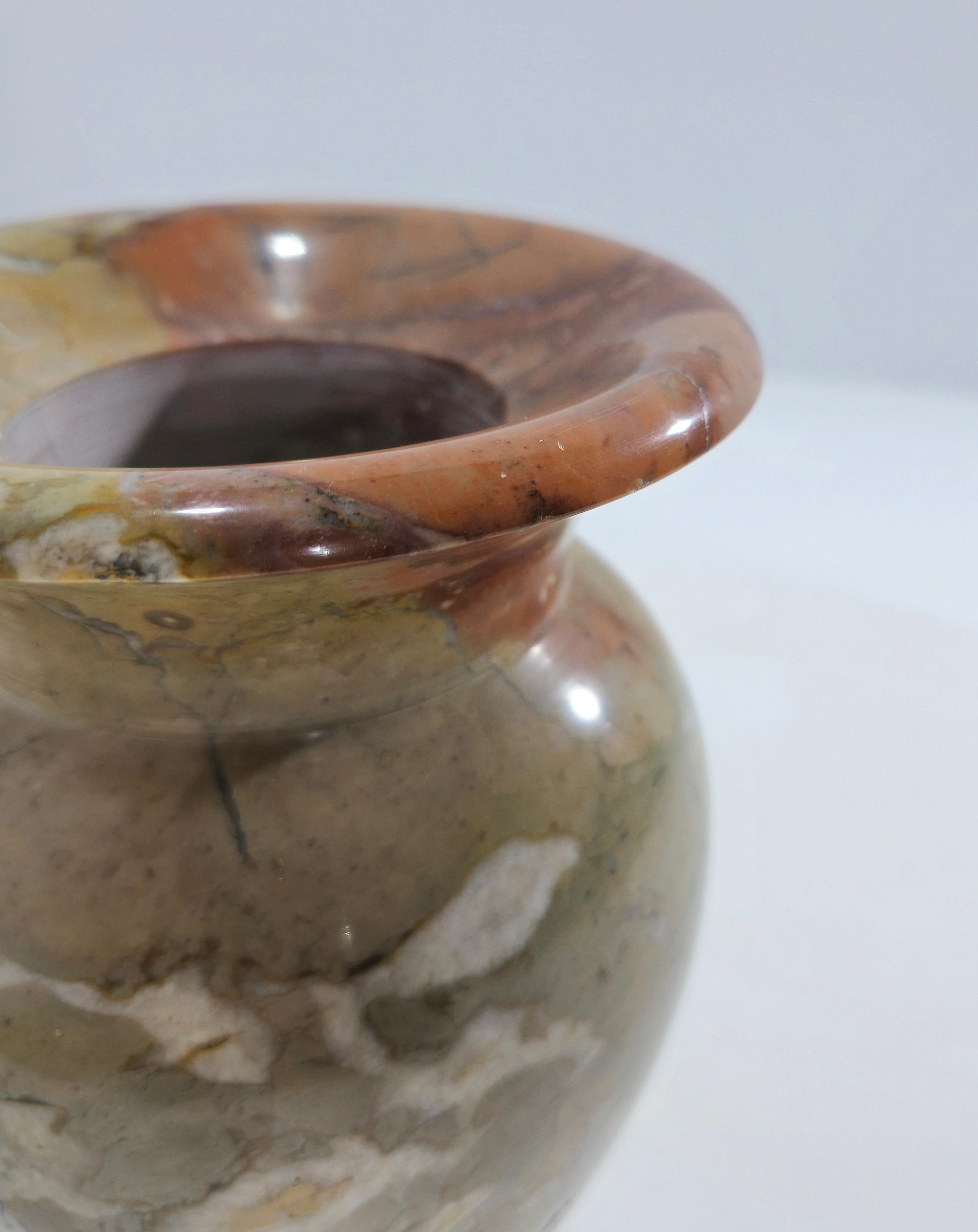 Vaso di marmo italiano. Vaso di marmo d'epoca riccamente venato con piano curvo.  Ti preghiamo di guardare attentamente il video e le foto, grazie.

Diametro superiore: 15,8 cm
Diametro della base: 12.5 cm
Peso: 6,310 Kg

NOTA: Offriamo ai nostri