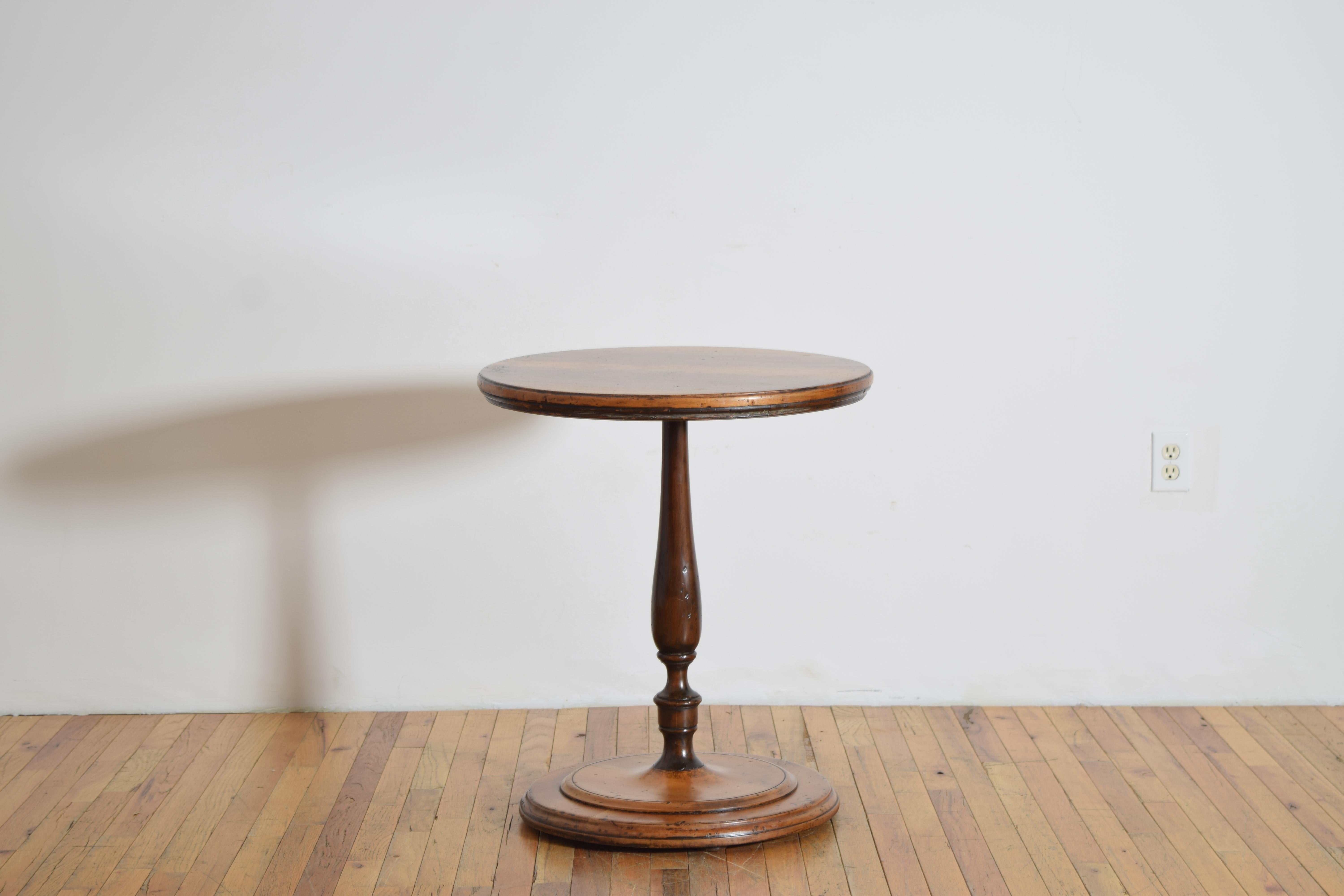 Louis XIV Italian, Marche', LXIV Period Walnut Center Table, early 18th century For Sale