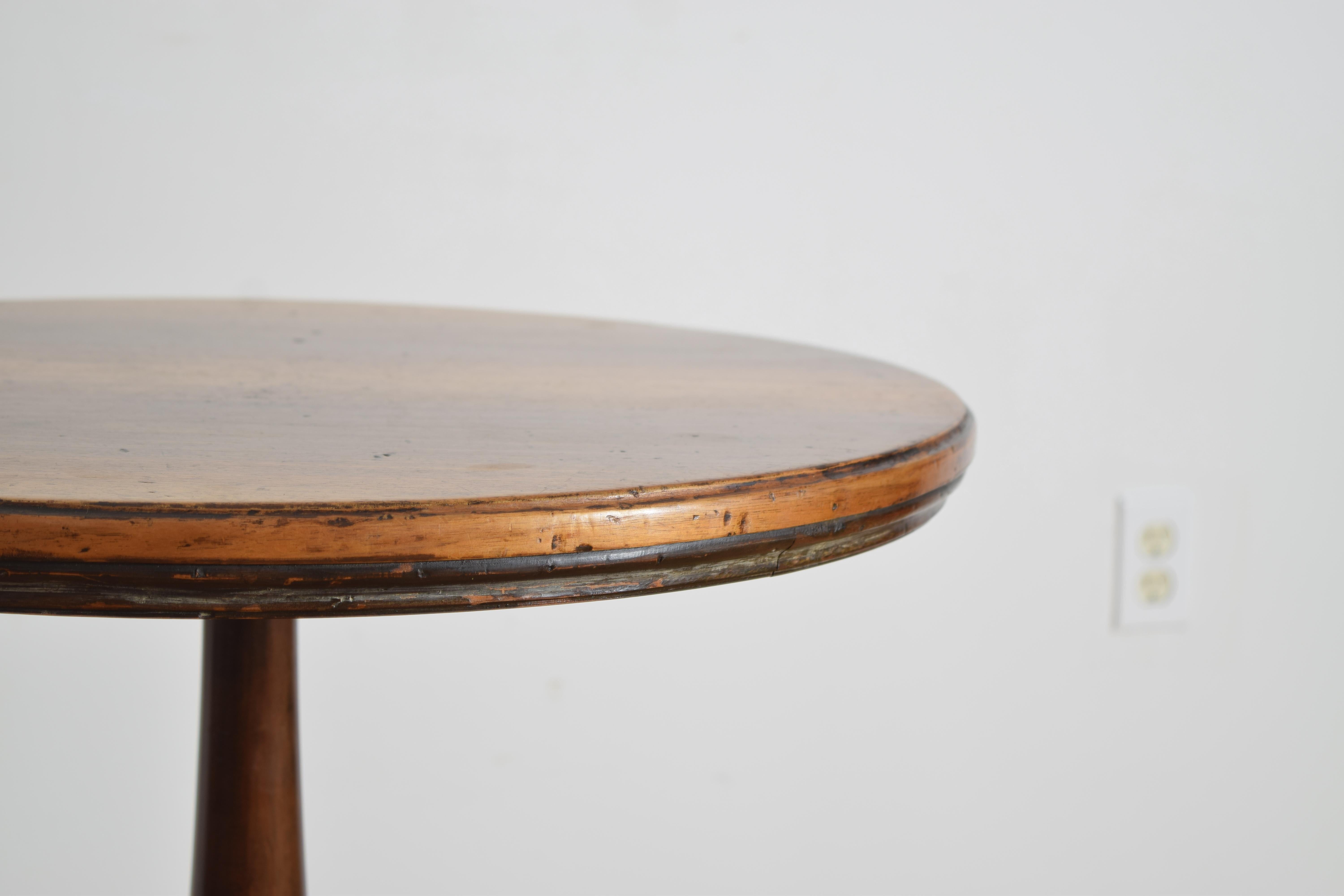 Italian, Marche', LXIV Period Walnut Center Table, early 18th century In Good Condition For Sale In Atlanta, GA