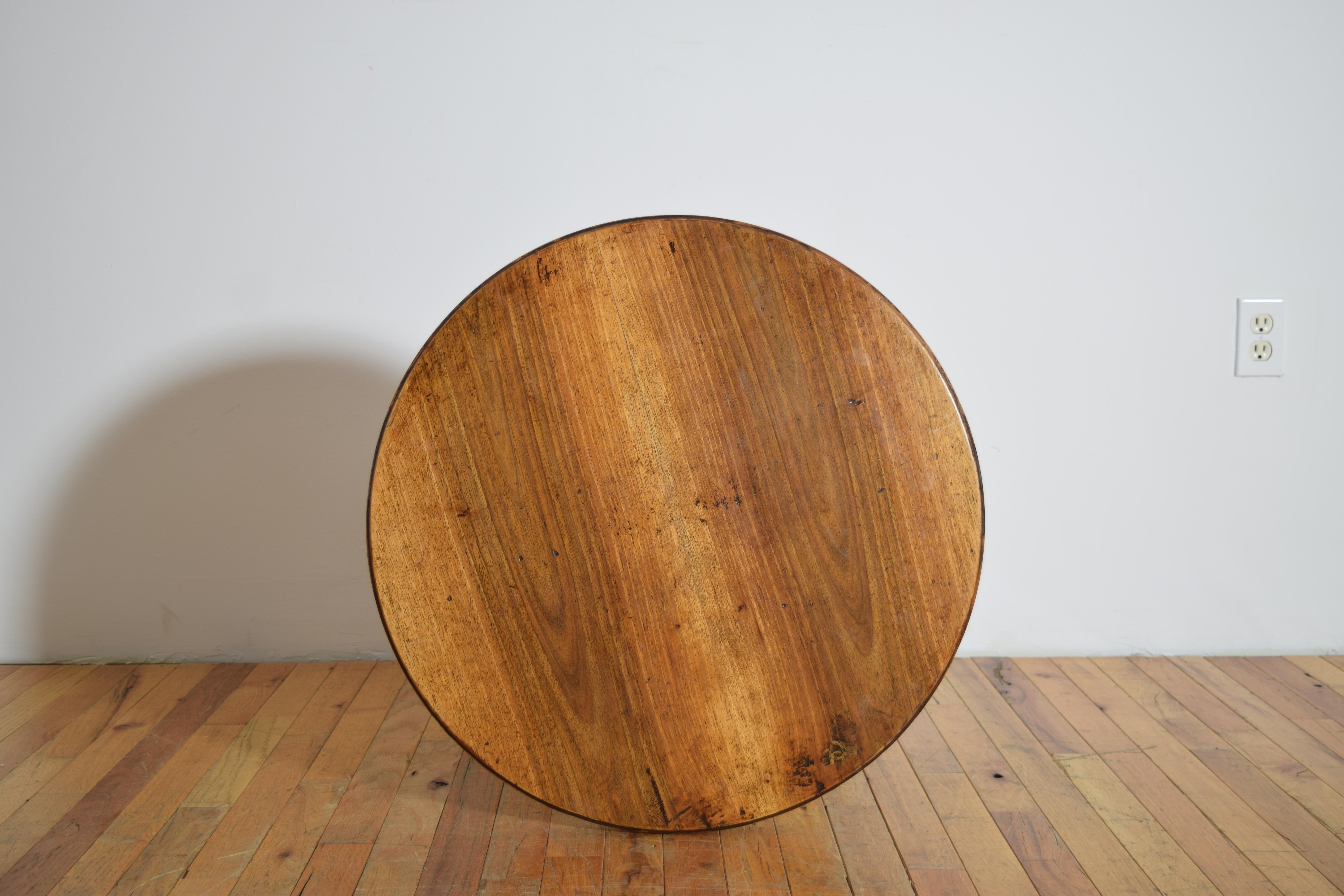 Italian, Marche', LXIV Period Walnut Center Table, early 18th century For Sale 3