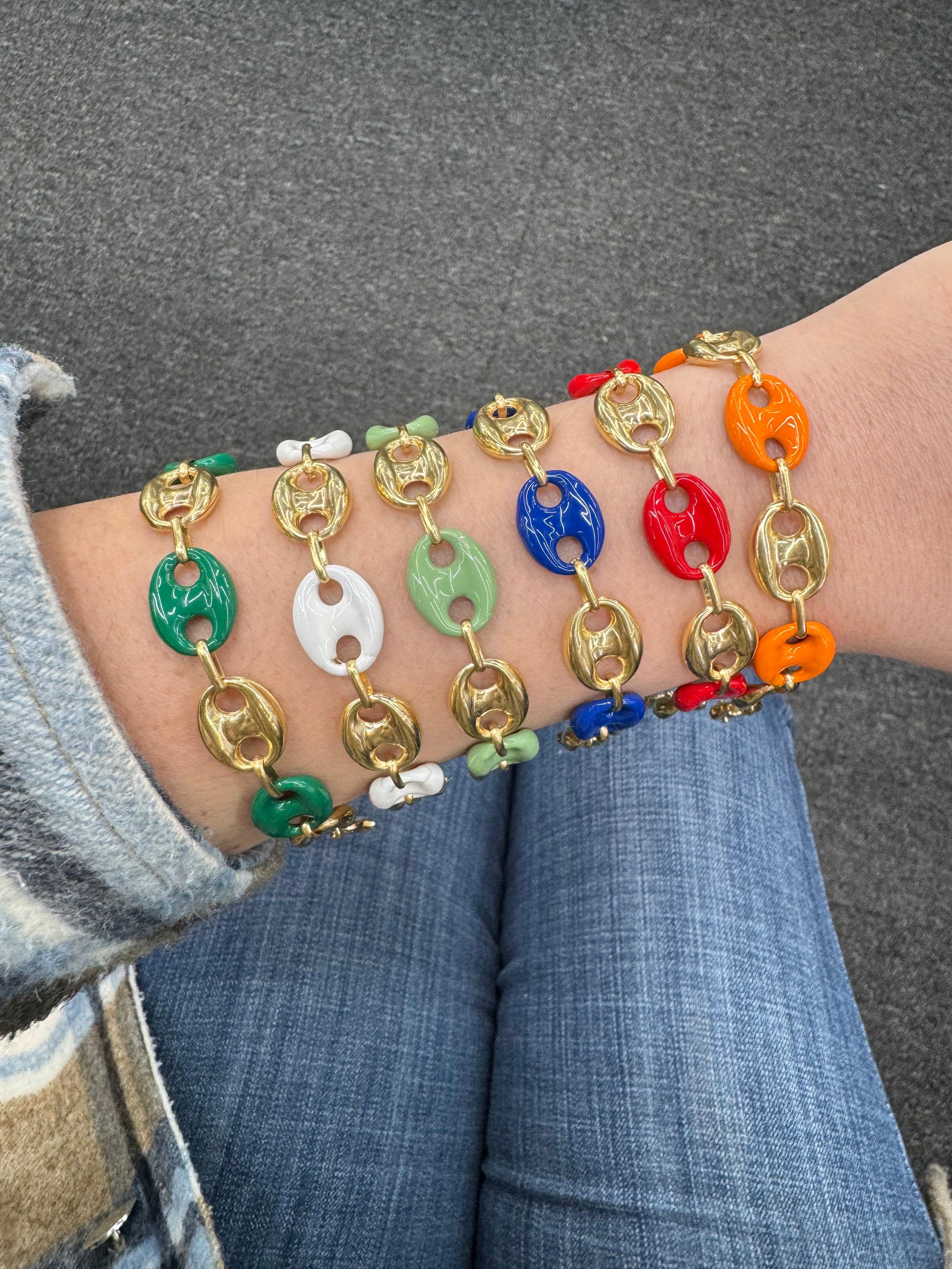 Fabriqué en Italie, ce bracelet à maillons Marin présente une alternance de maillons en émail et en or, en 14 carats. 
Liens 15,7 mm x 12,3 mm

Disponible en plusieurs couleurs :
WHITING
ROUGE
BLEU FONCÉ
VERT FONCÉ
JADE
ORANGE

Disponible en