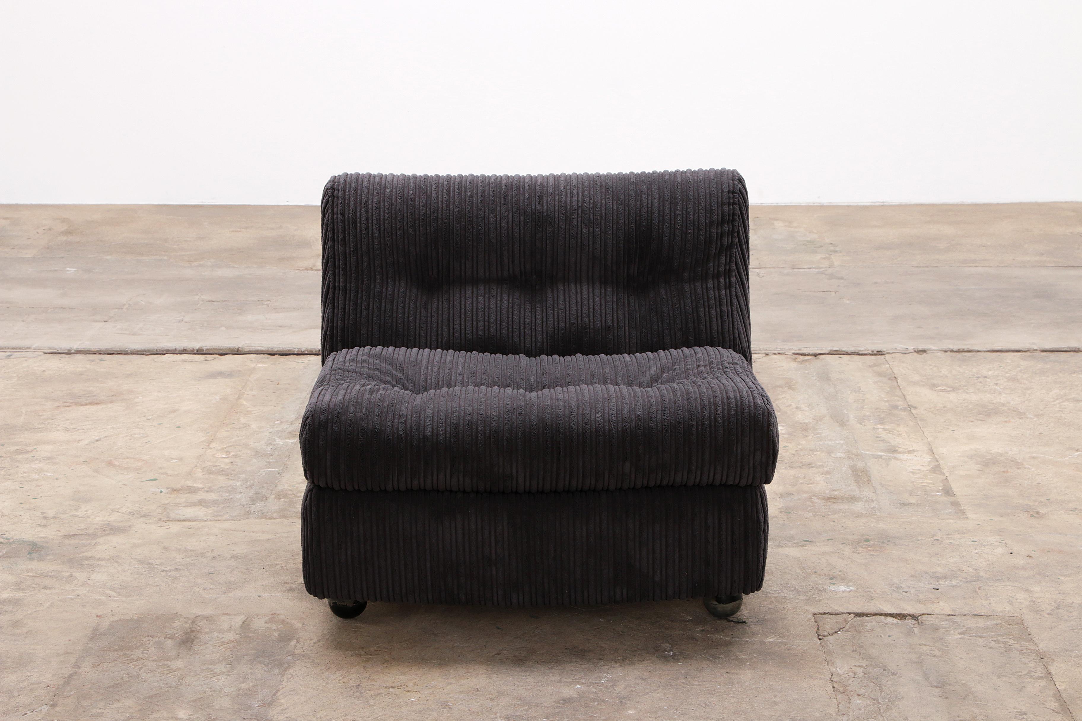 Italian Mario Bellini Amanta armchair ribbed fabric anthracite, 1960s In Good Condition In Oostrum-Venray, NL