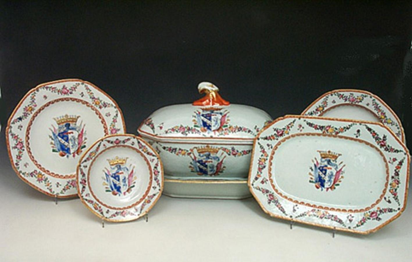 Les armoiries figurant sur cet armorial d'exportation chinoise sont celles des Marchesi di Sorbello et proviennent d'un service commandé par Uguccione III Bourbon del Monte, 12e marquis régent de Sorbello (1737-1816). 

Il était le fils de Guiseppe