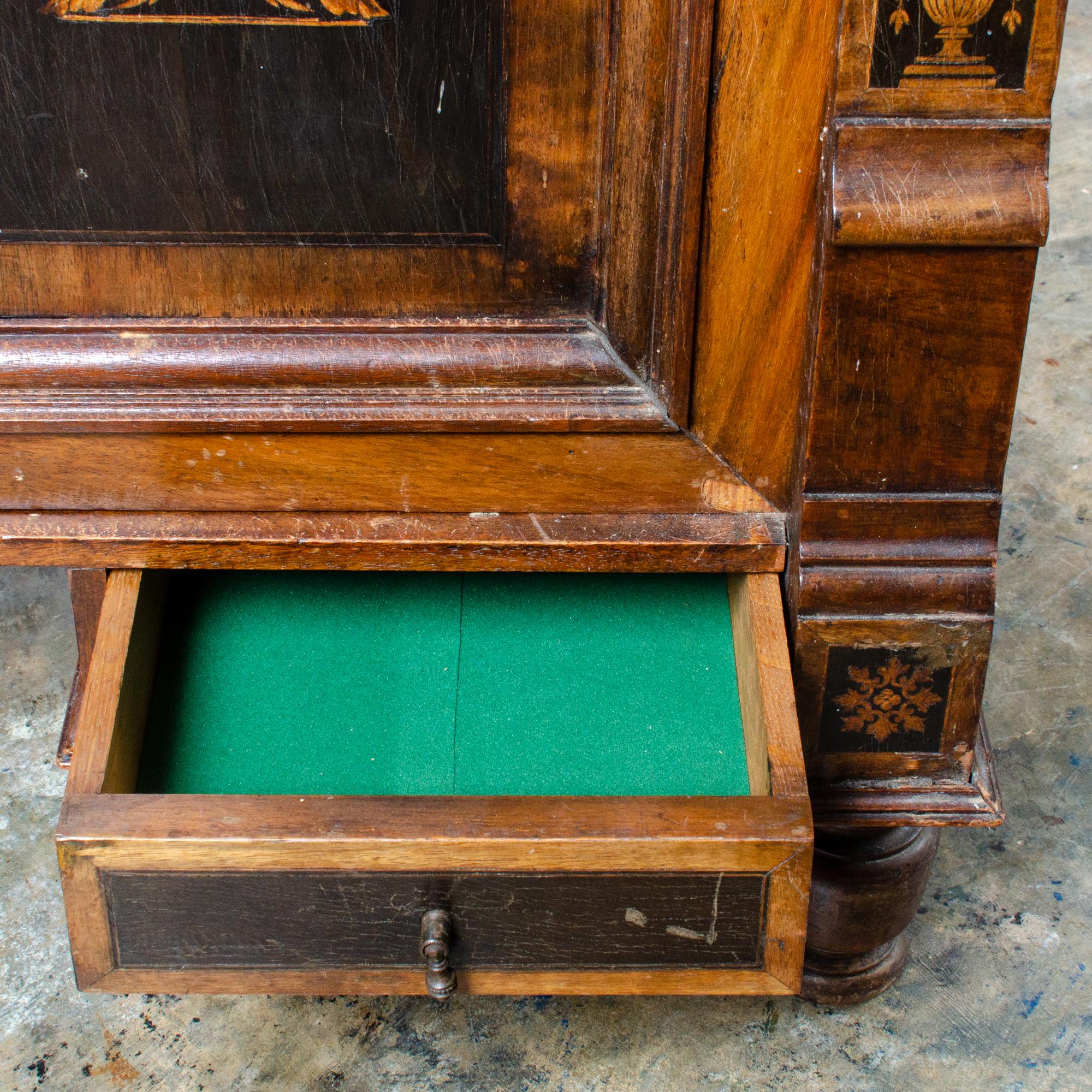 Cabinet Amor et Psyché en marqueterie italienne en vente 9