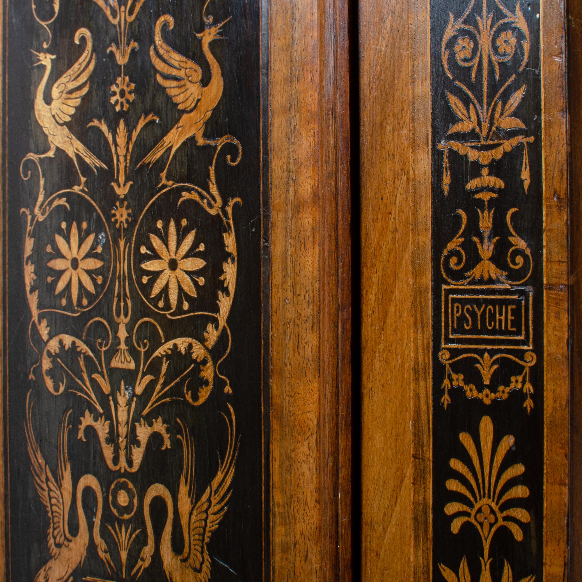 Noyer Cabinet Amor et Psyché en marqueterie italienne en vente