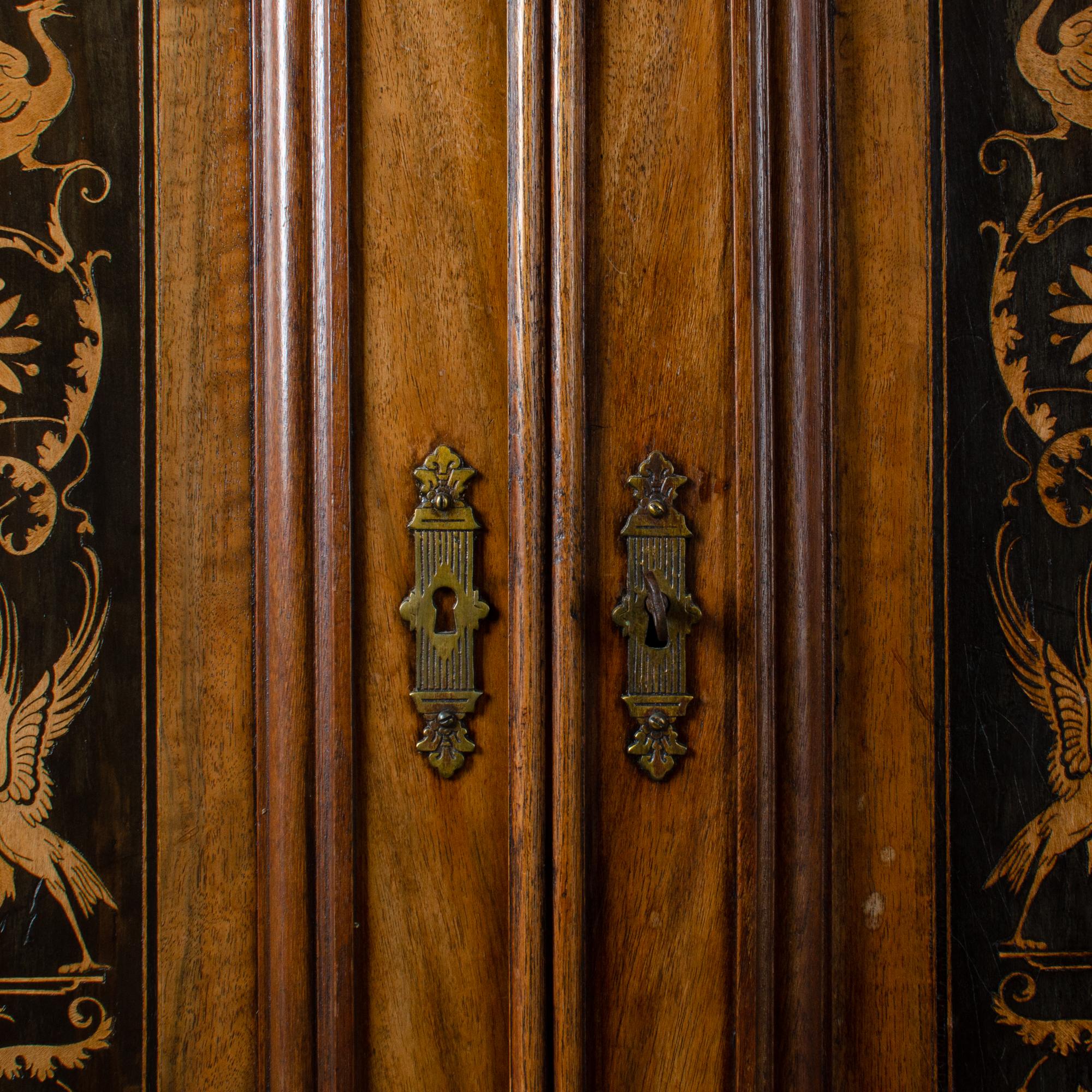 Cabinet Amor et Psyché en marqueterie italienne en vente 3