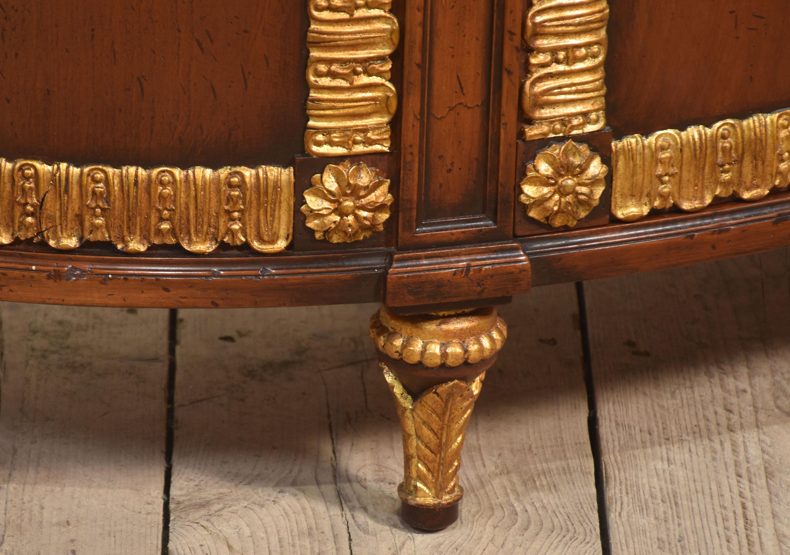 Mueble italiano de marquetería y paquetería de caoba dorada en venta 4