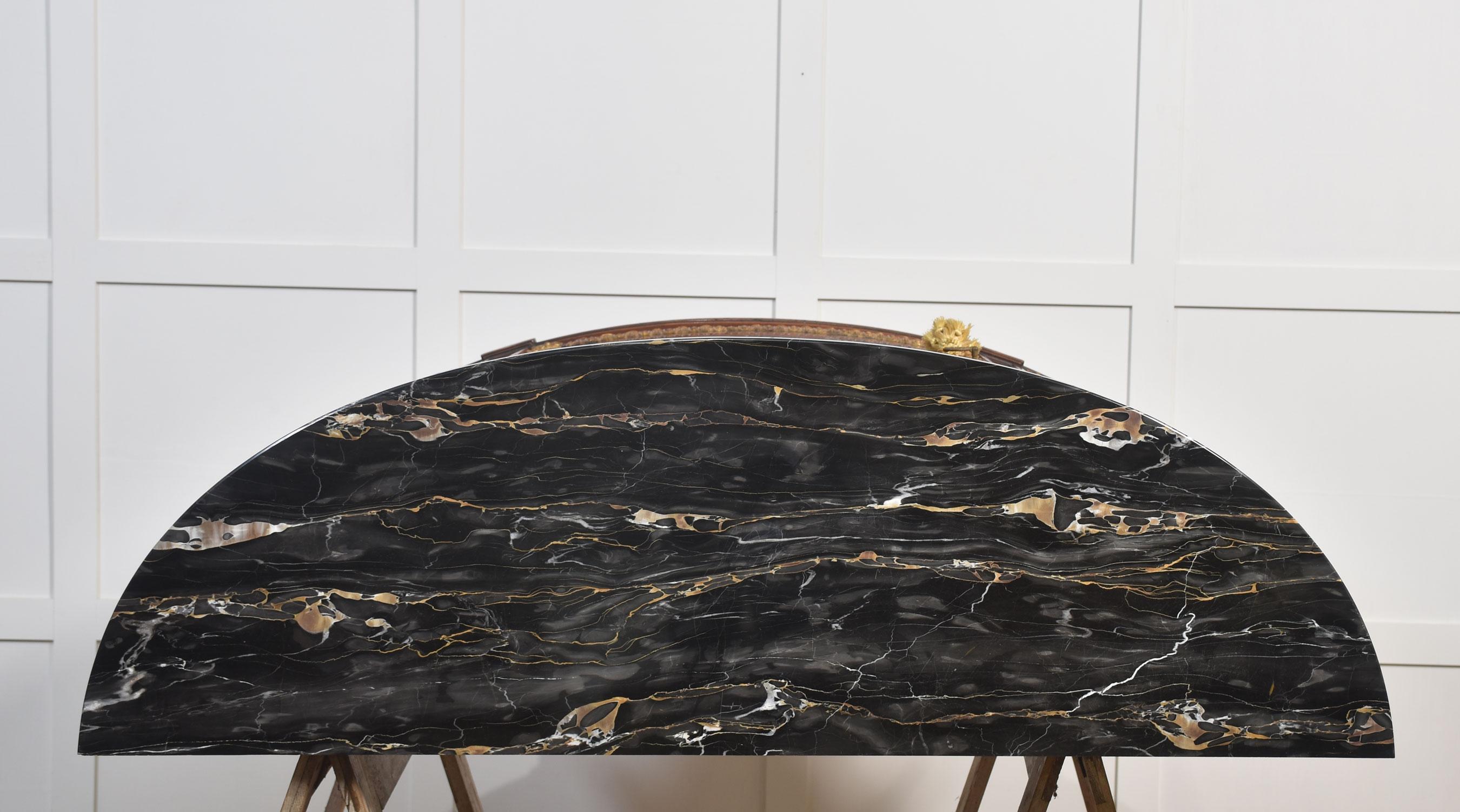 Mueble italiano de marquetería y paquetería de caoba dorada en venta 7