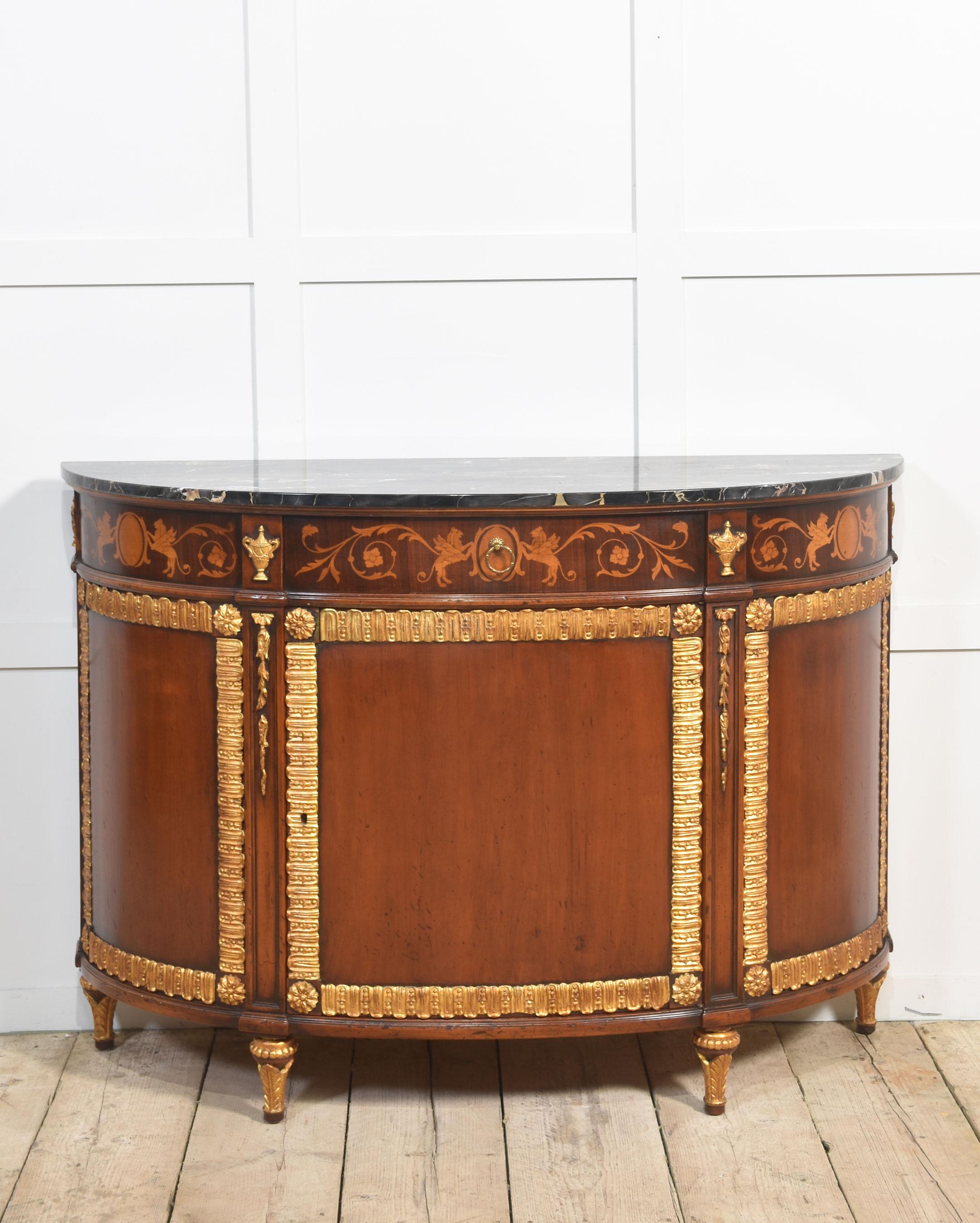 Mueble de marquetería italiana y paquetería de caoba dorada, de estilo Regencia, con encimera de mármol bien labrada sobre un único cajón congelador y puerta de armario debajo que se abre para revelar un interior con estantes. Todos levantados sobre