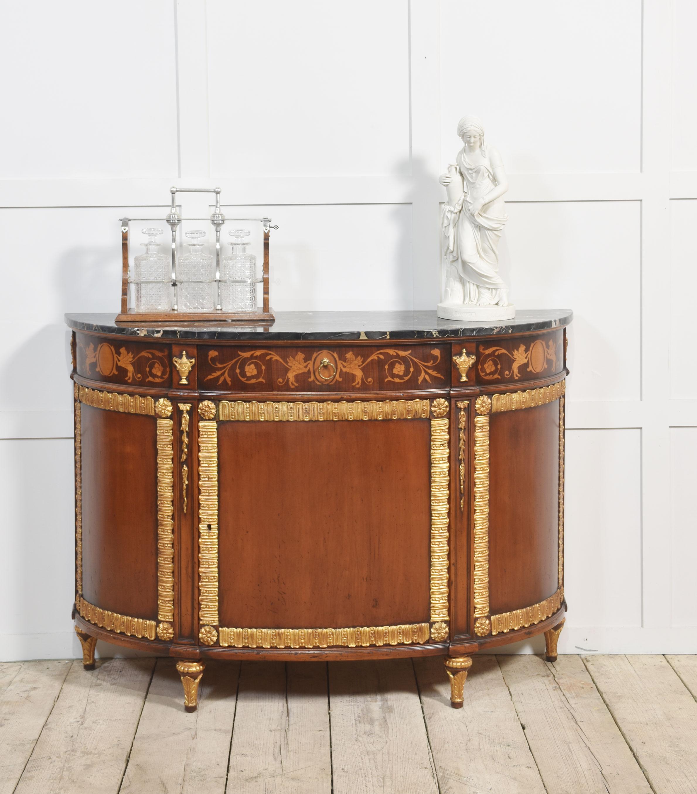 Mueble italiano de marquetería y paquetería de caoba dorada Italiano en venta