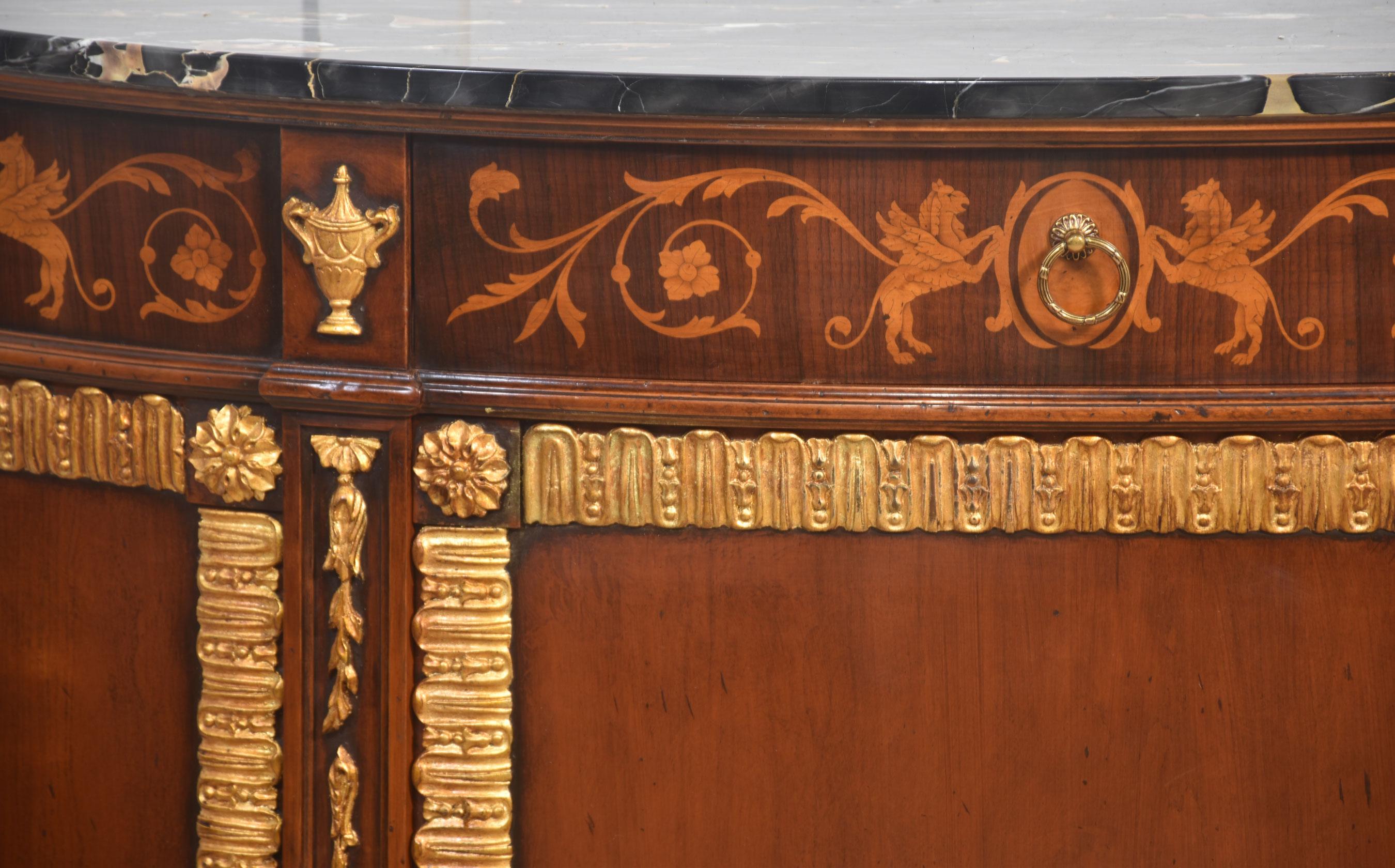 Mueble italiano de marquetería y paquetería de caoba dorada siglo XX en venta