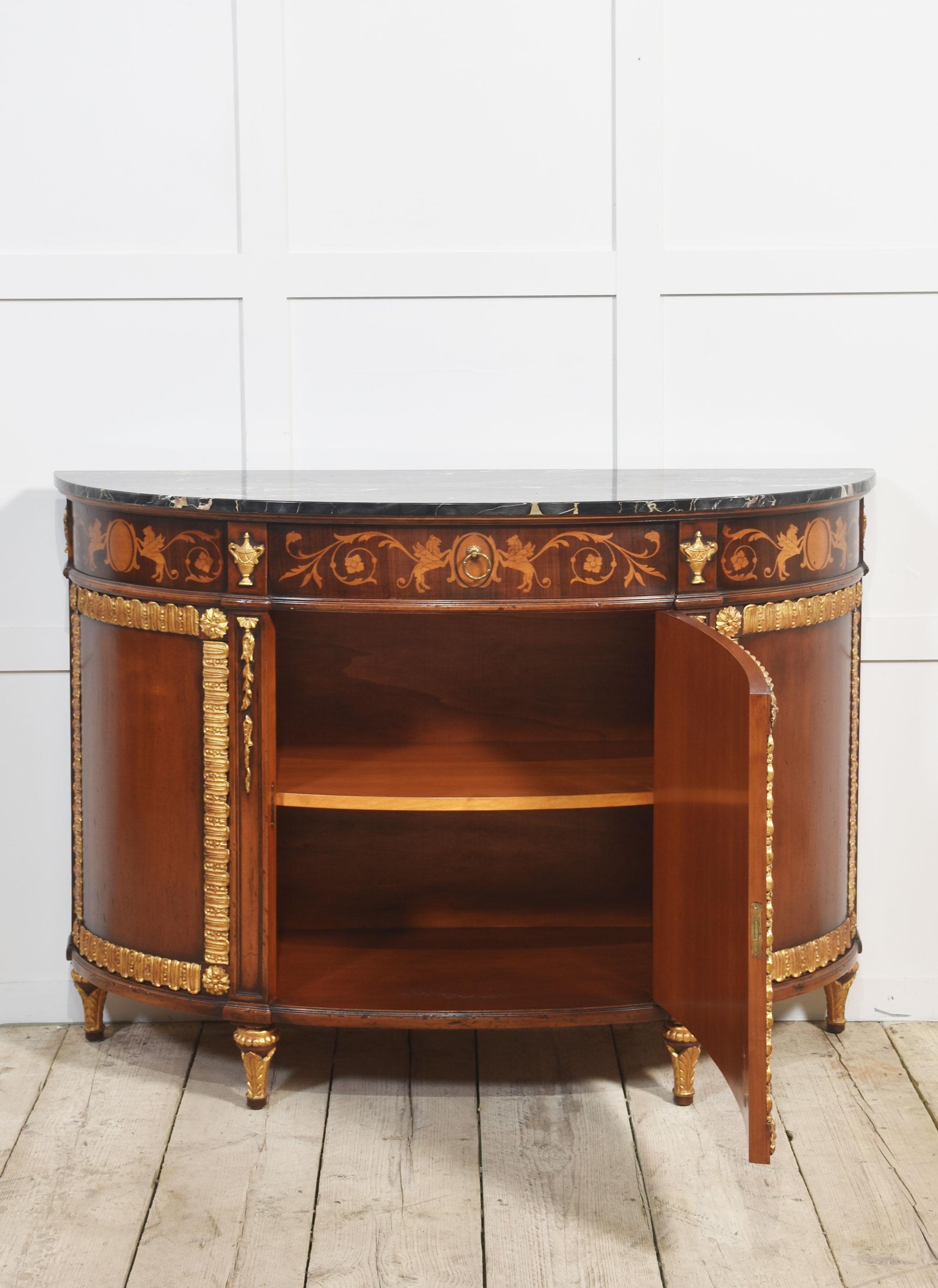 Mueble italiano de marquetería y paquetería de caoba dorada Madera en venta