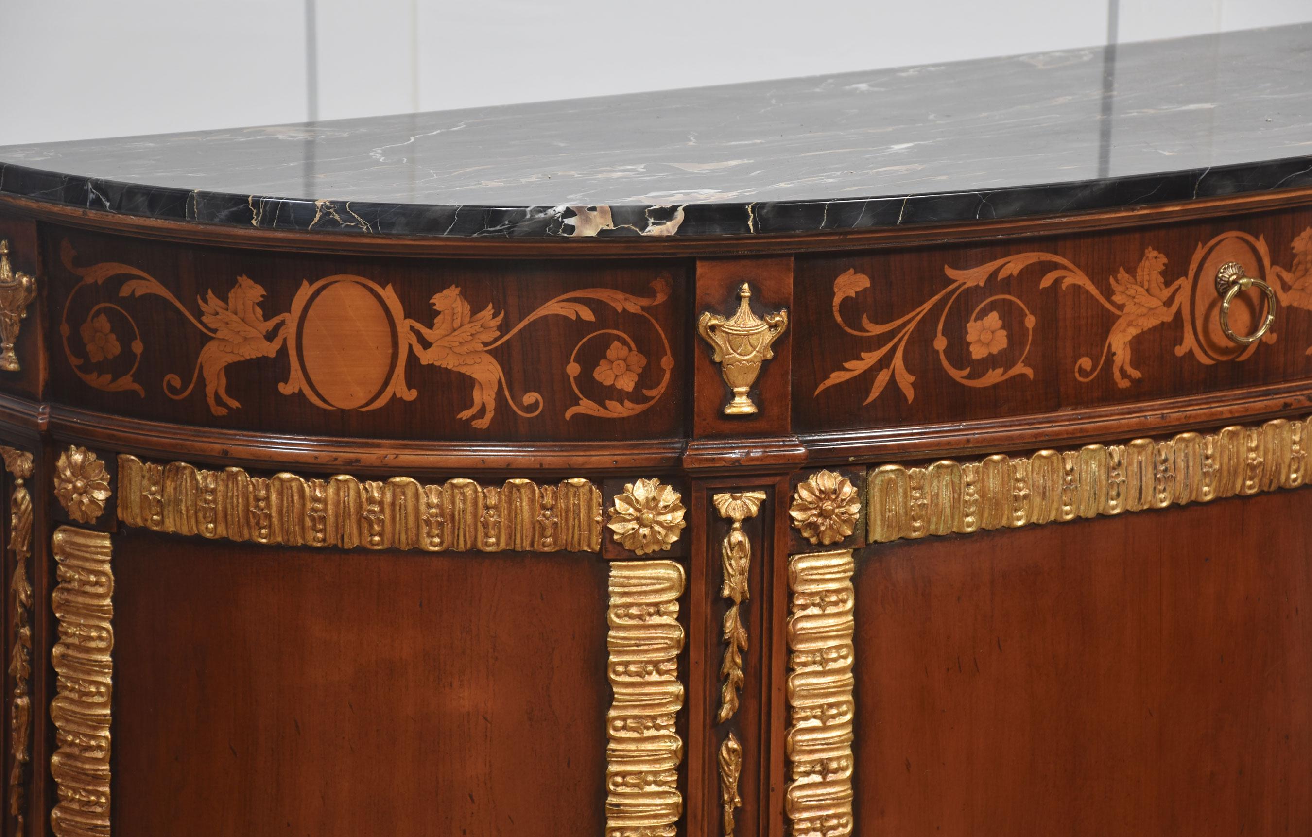 Mueble italiano de marquetería y paquetería de caoba dorada en venta 2