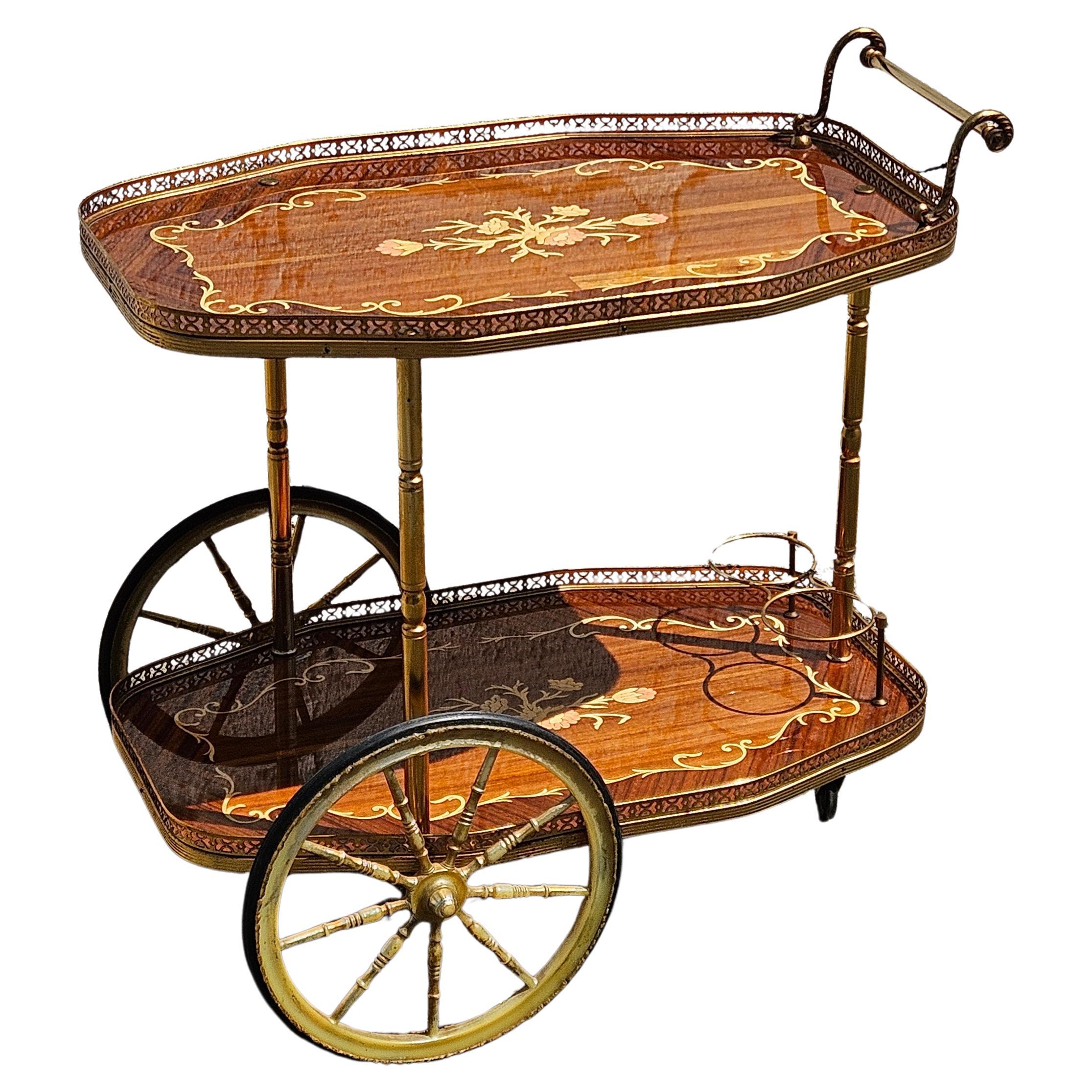 Chariot à dessert en marqueterie néoclassique italienne - Chariot de bar des années 70
Fabriqué à partir de bois nobles - magnifique marqueterie en plusieurs couleurs sur les surfaces de service. Scellé avec une finition brillante.
Les deux