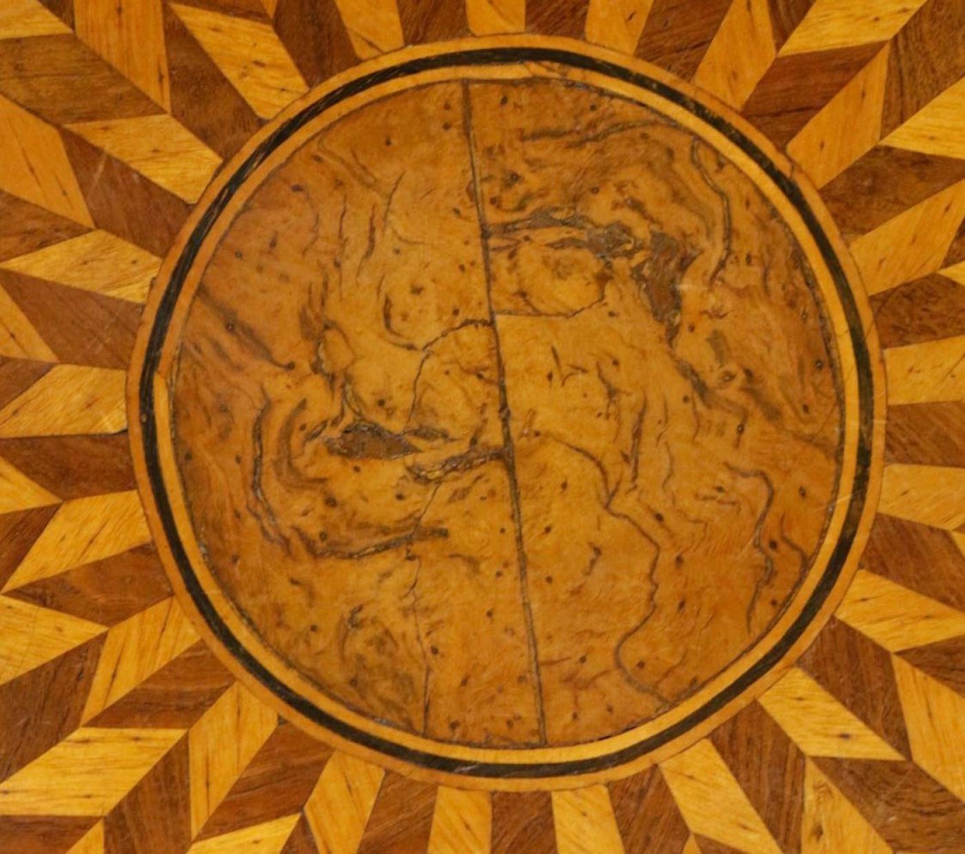 Italiano Tavolo da centro italiano intarsiato, 1820 circa in vendita