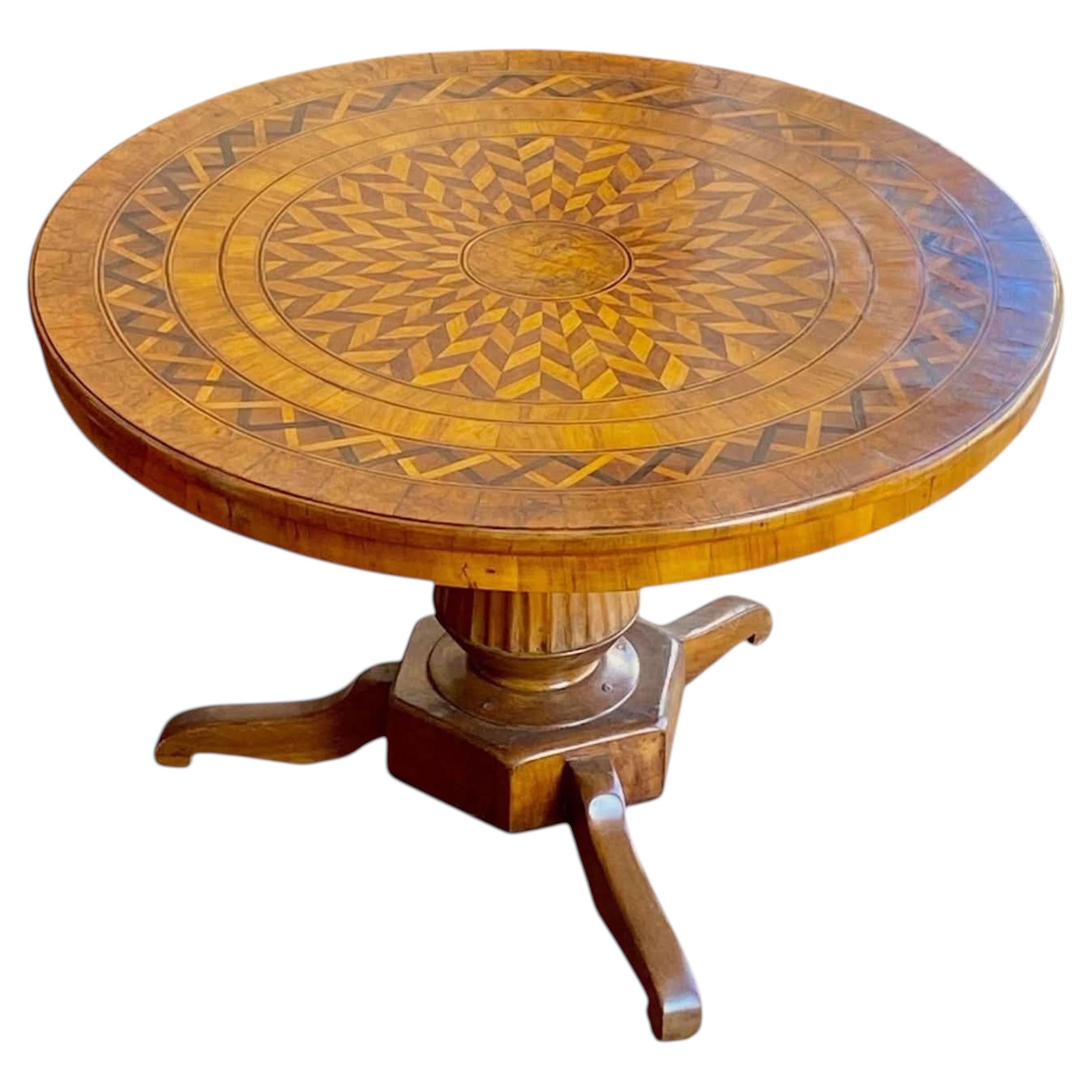 Tavolo da centro italiano intarsiato, 1820 circa in vendita