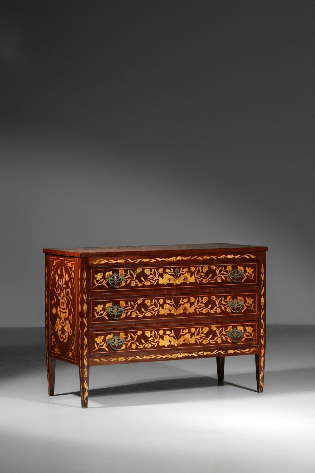 Decorative commode from Italy. 
Really nice floral marquetry with knobs in brass.
  