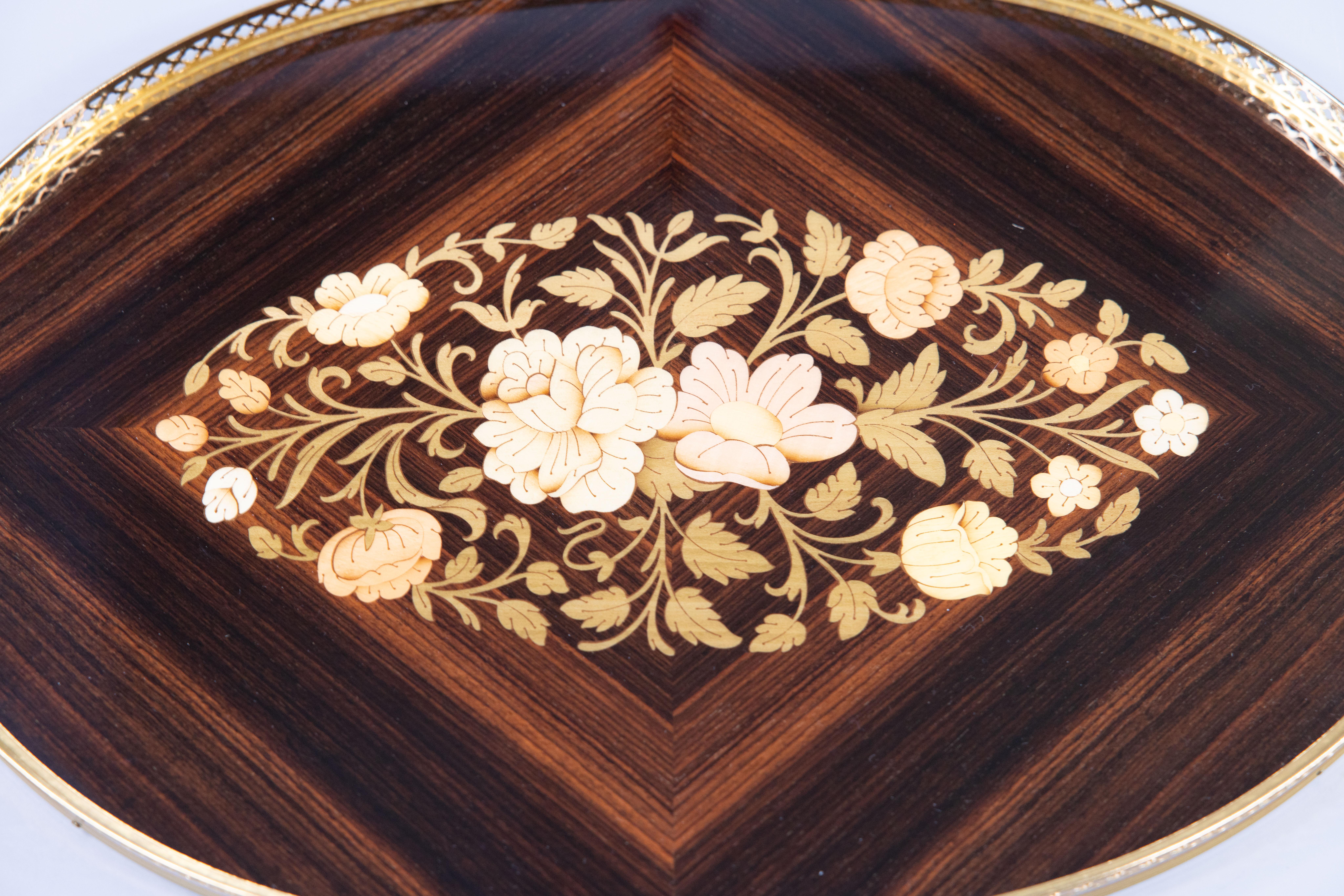 A lovely vintage Italian marquetry lacquered rosewood oval serving or barware tray, circa 1950. Marked 